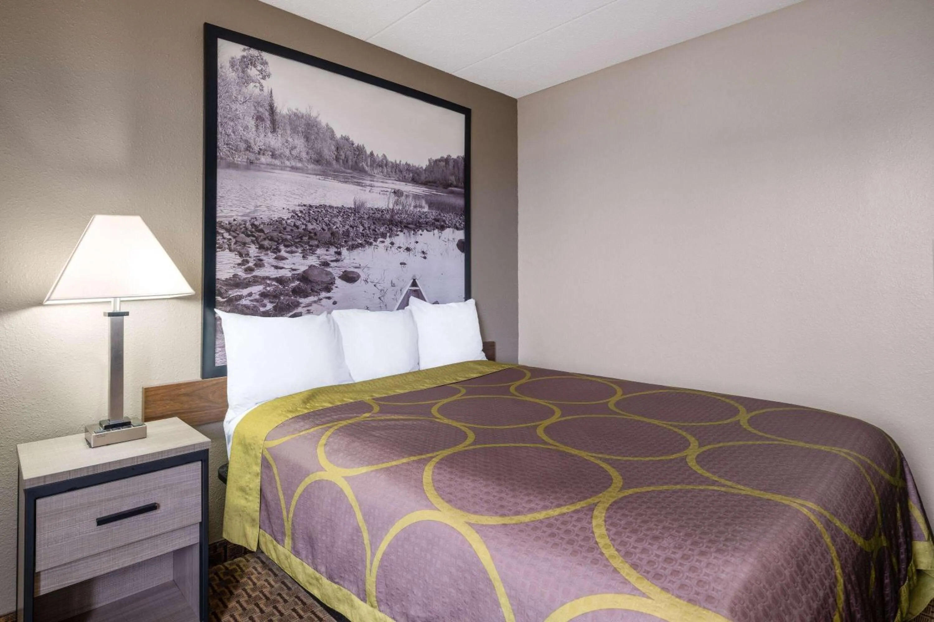 Photo of the whole room, Bed in Super 8 by Wyndham Owatonna