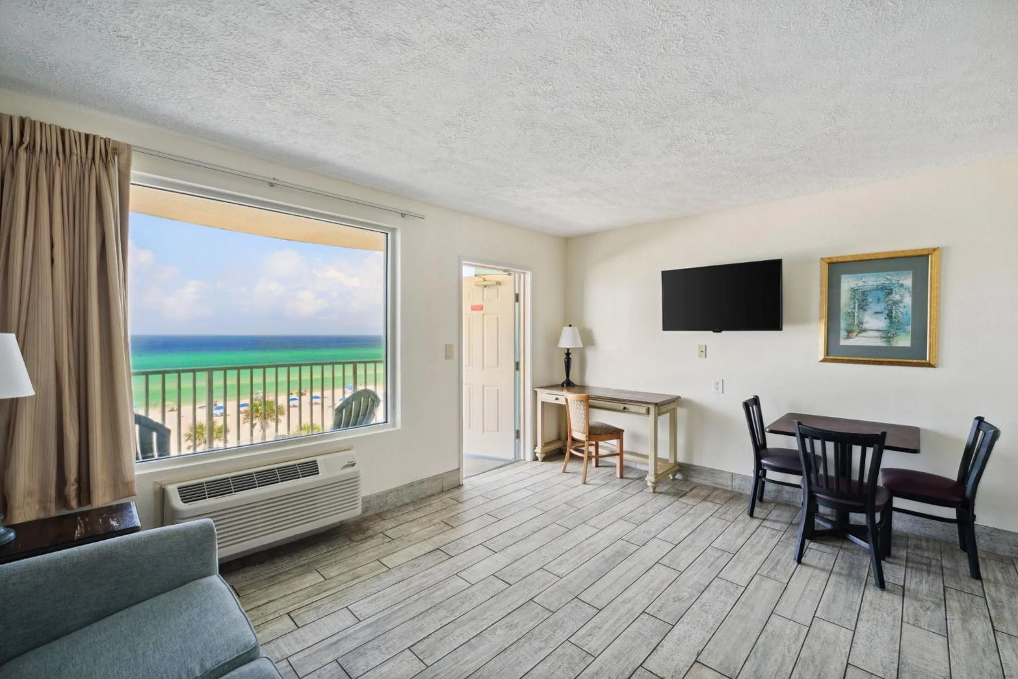 TV and multimedia in Holiday Terrace Beachfront Hotel, a By The Sea Resort