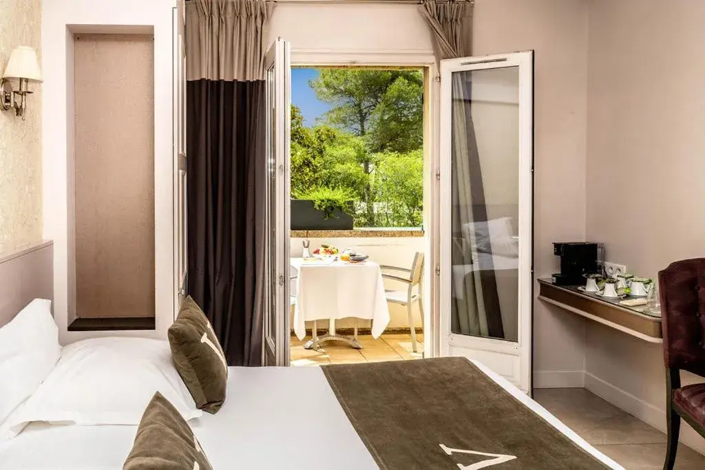 Deluxe Double Room with Terrace and Free Spa Access in Le Vallon de Valrugues Hotel Spa & Villas Deluxe Double Room with Terrace and Free Spa Access in Le Vallon de Valrugues Hotel Spa & Villas