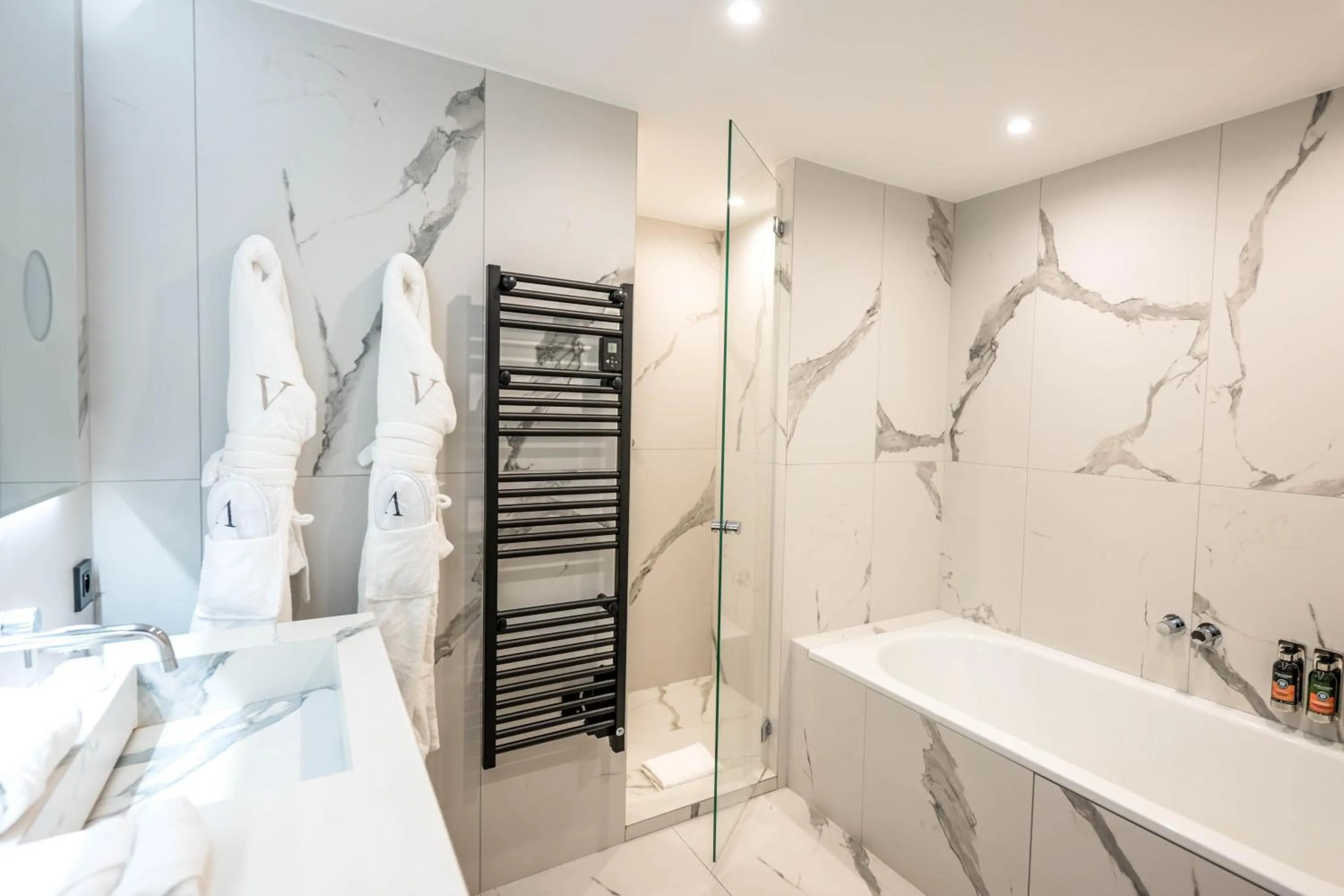 Bathroom, Bed in Le Vallon de Valrugues Hotel Spa & Villas