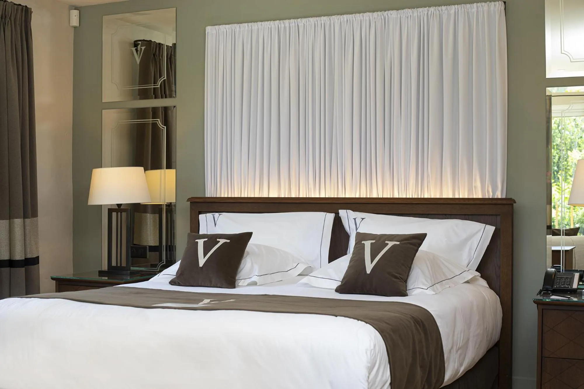 Bed in Le Vallon de Valrugues Hotel Spa & Villas