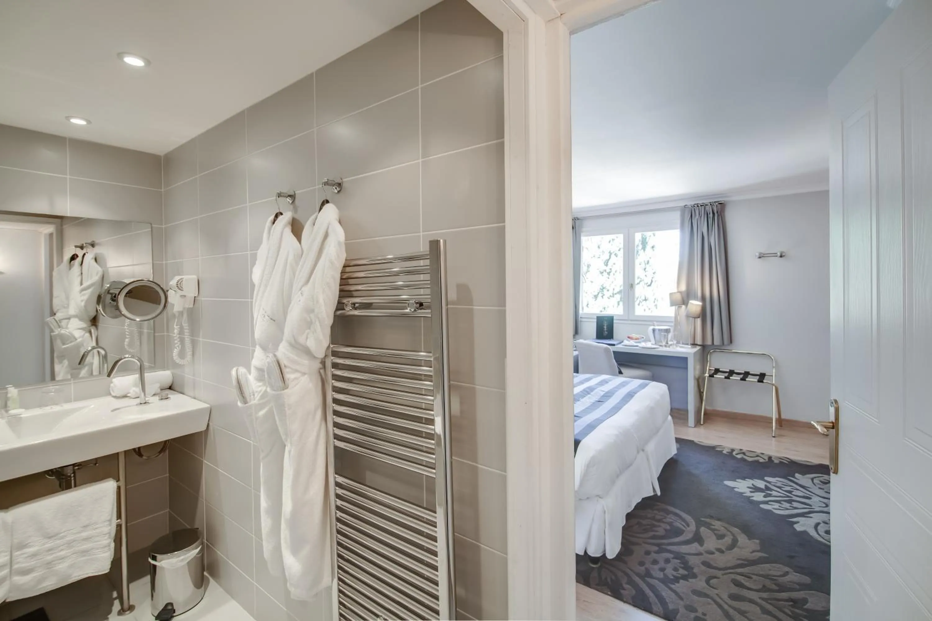 Bathroom, Bed in Le Vallon de Valrugues Hotel Spa & Villas