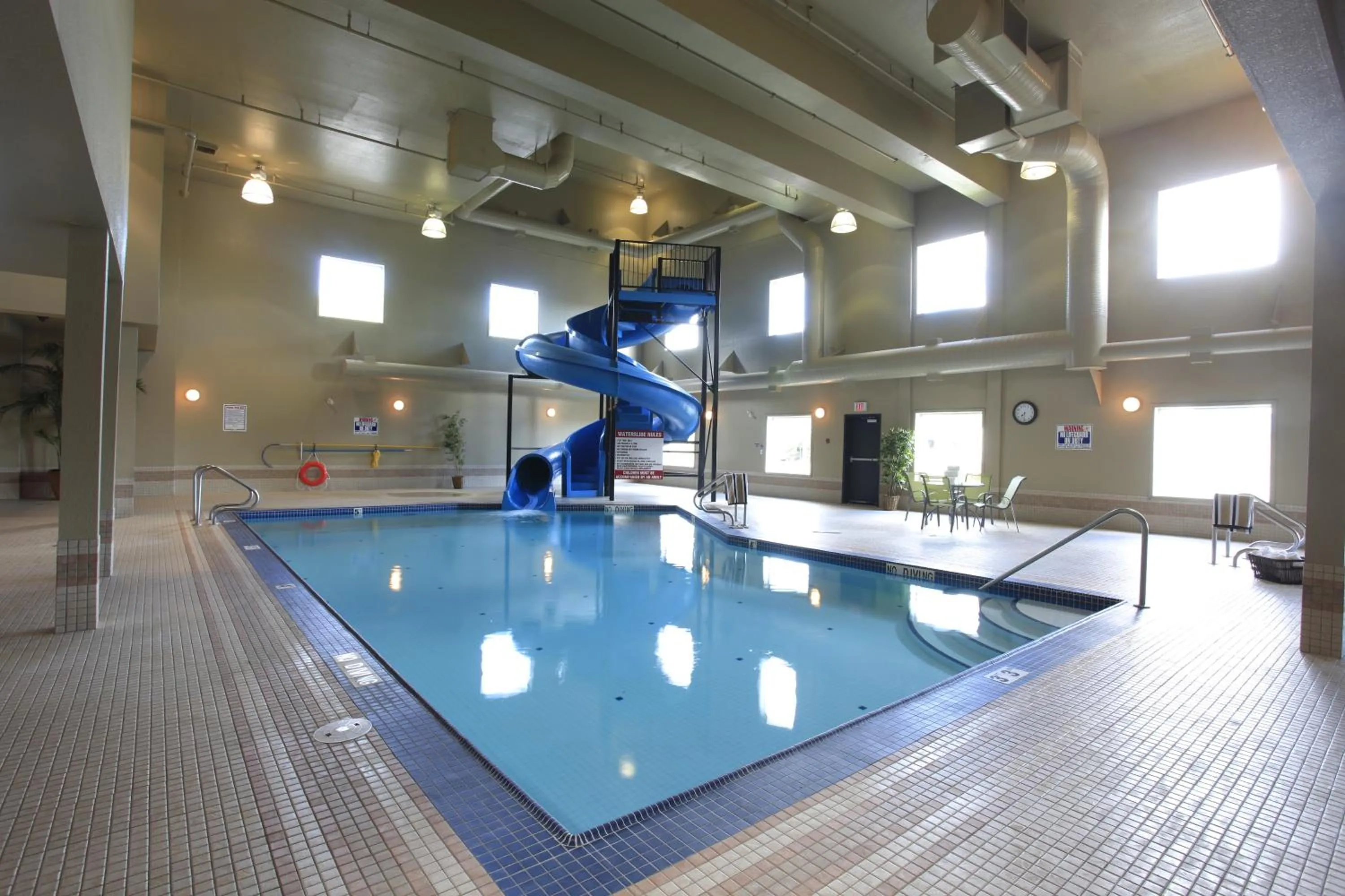 Swimming pool in Pomeroy Inn and Suites Chetwynd