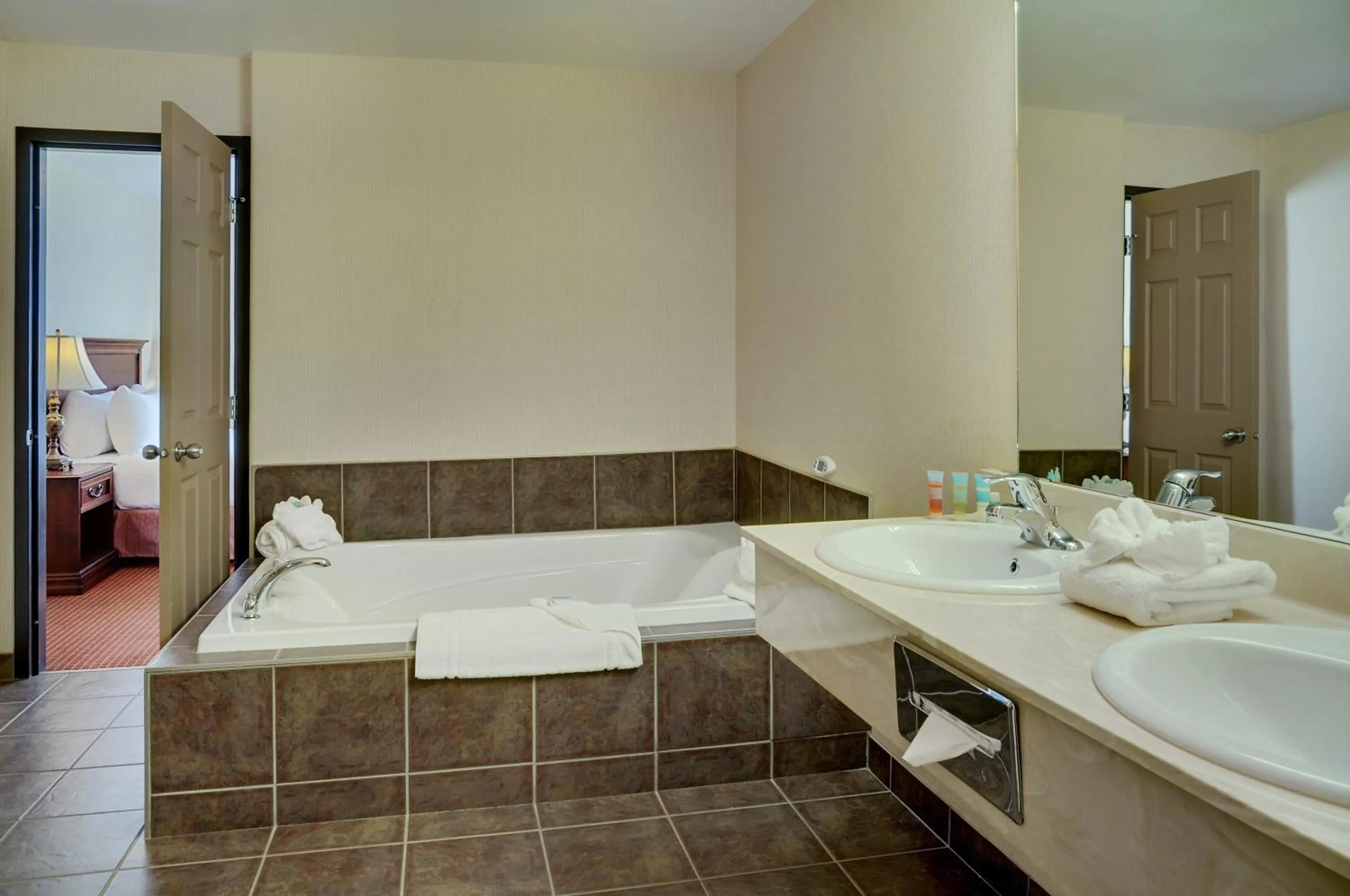 Bathroom, Bed in Pomeroy Inn and Suites Chetwynd