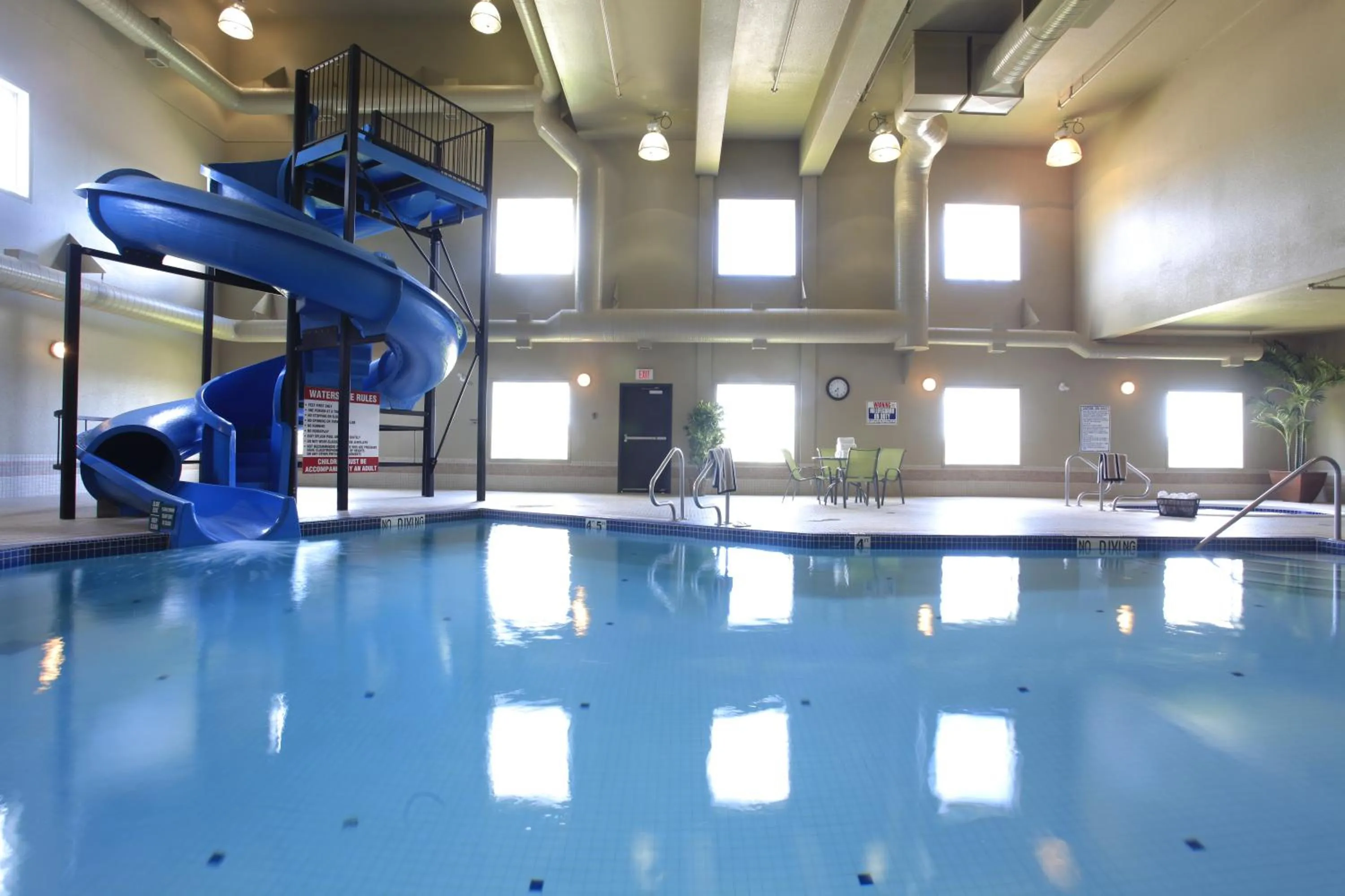 Swimming pool in Pomeroy Inn and Suites Chetwynd