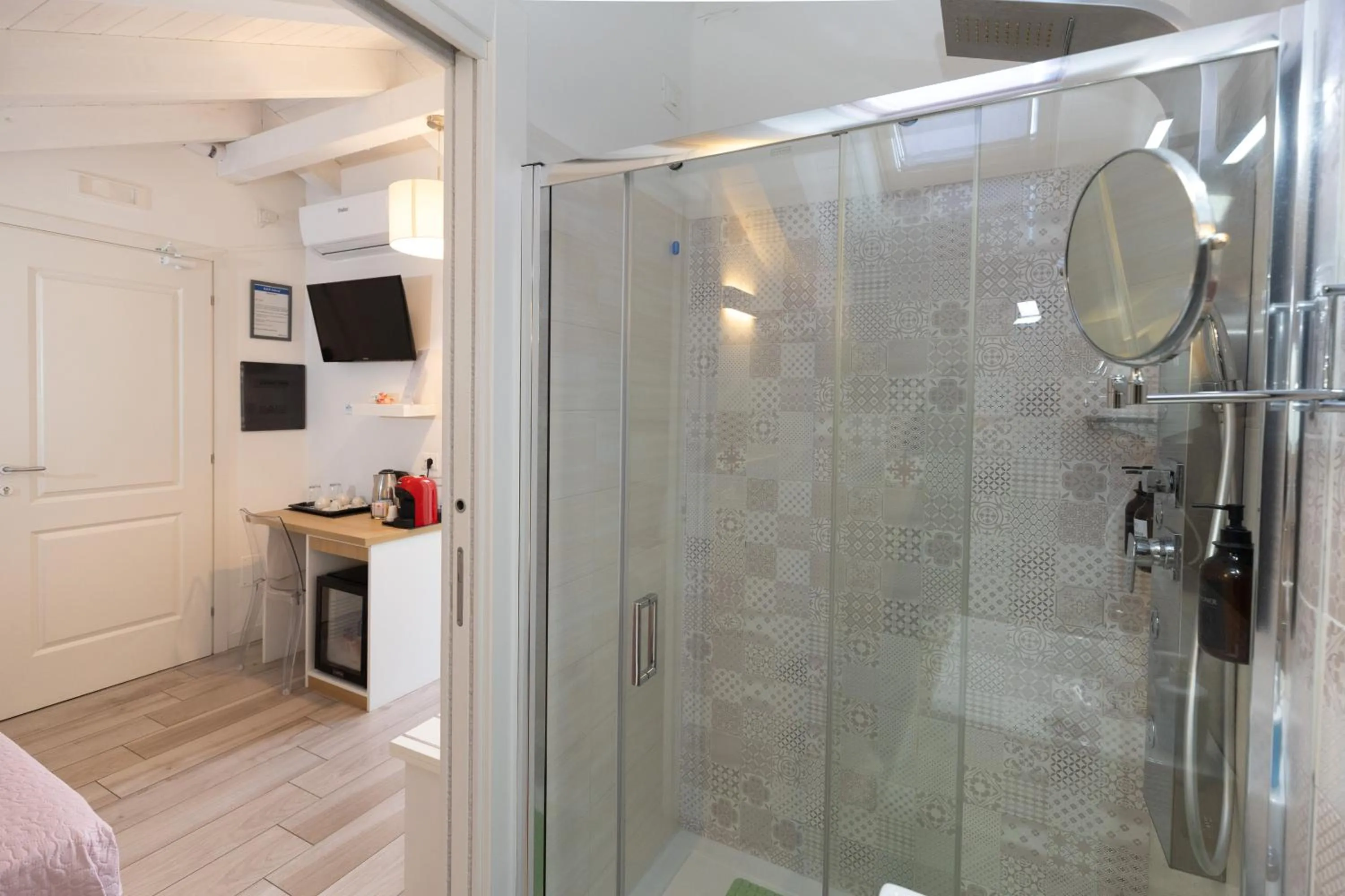 Shower in B&B Island Tropea -Sea View Rooms & Suites-