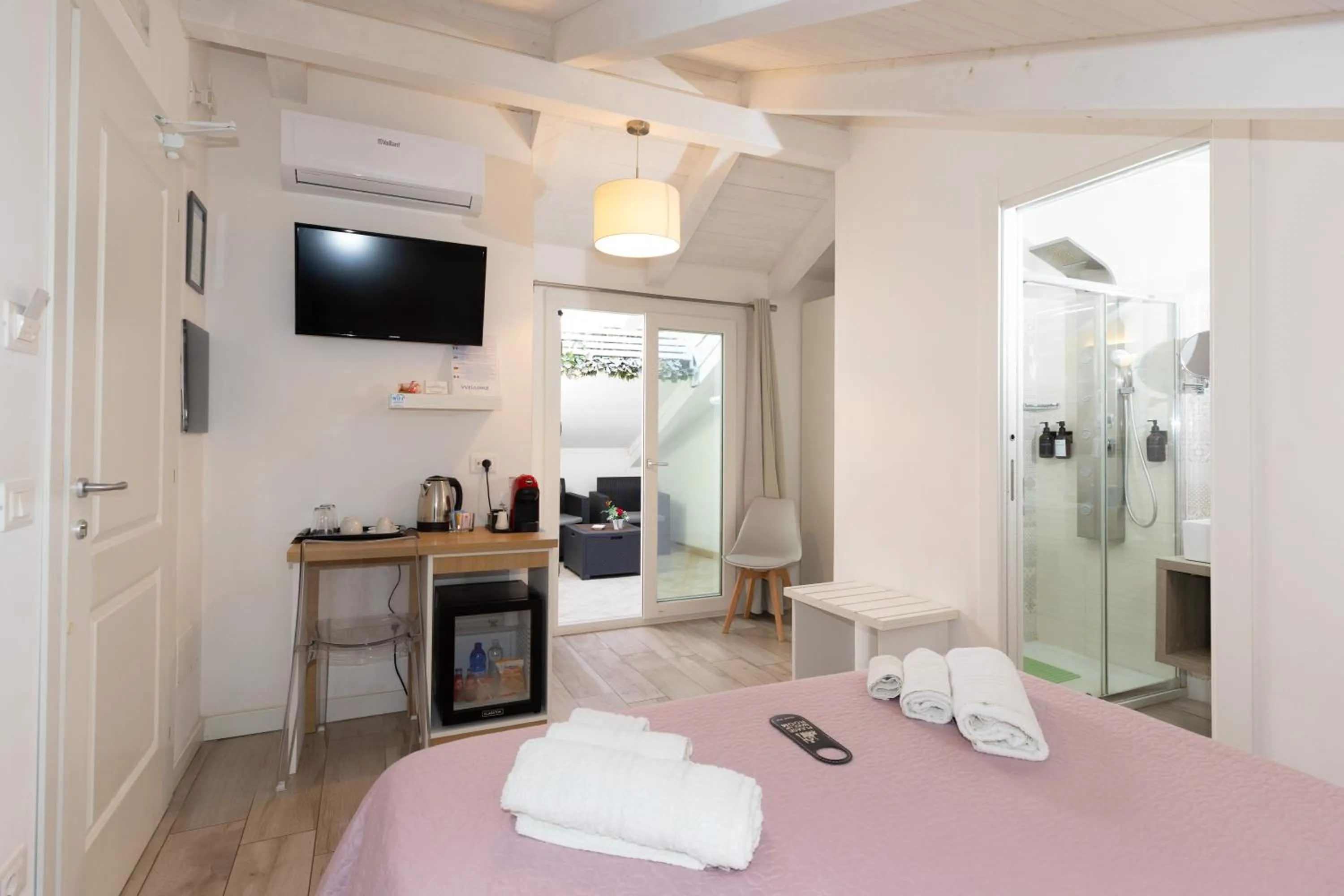 Shower, Bed in B&B Island Tropea -Sea View Rooms & Suites-