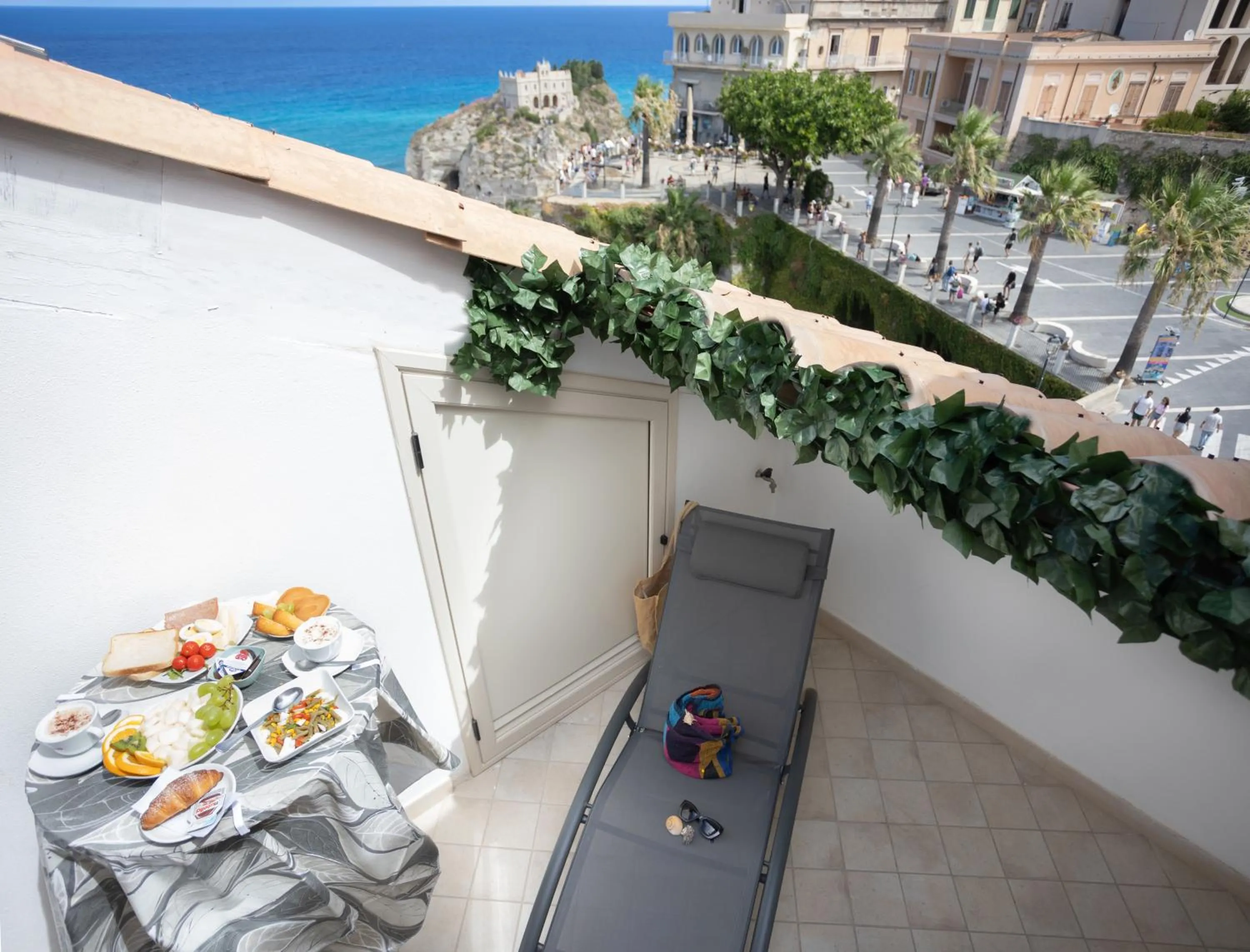 Patio in B&B Island Tropea -Sea View Rooms & Suites-