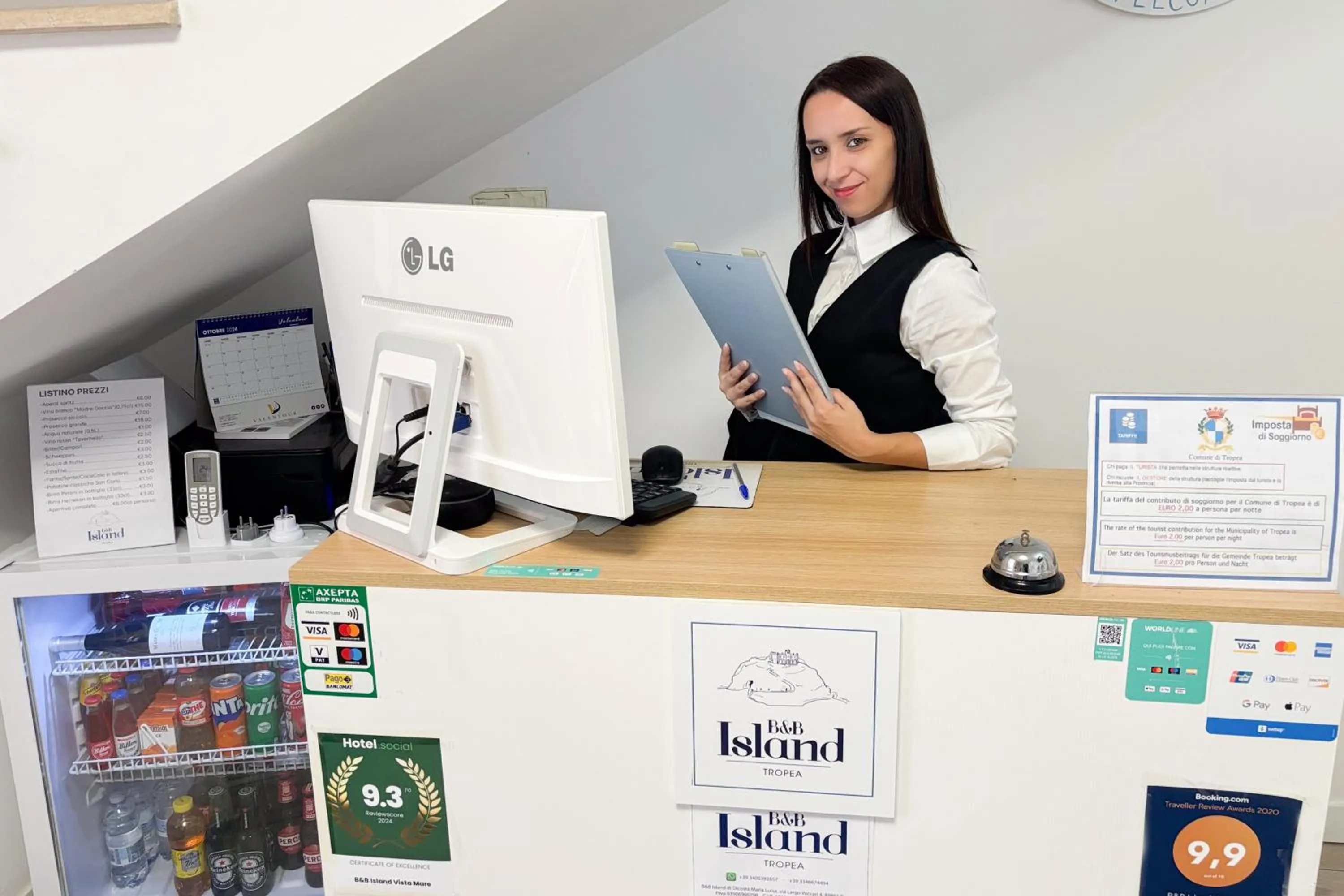 People in B&B Island Tropea -Sea View Rooms & Suites-