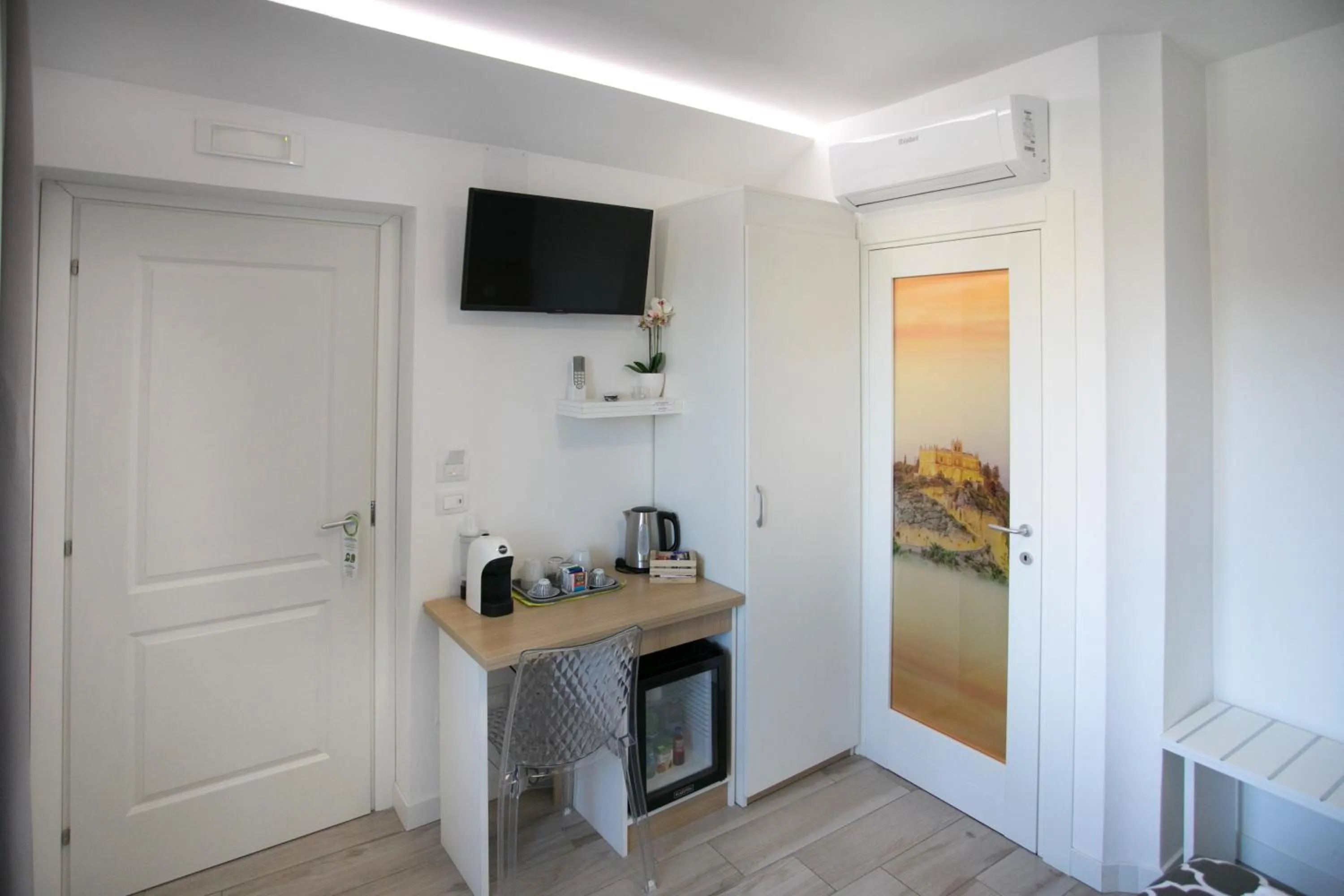 TV and multimedia in B&B Island Tropea -Sea View Rooms & Suites-