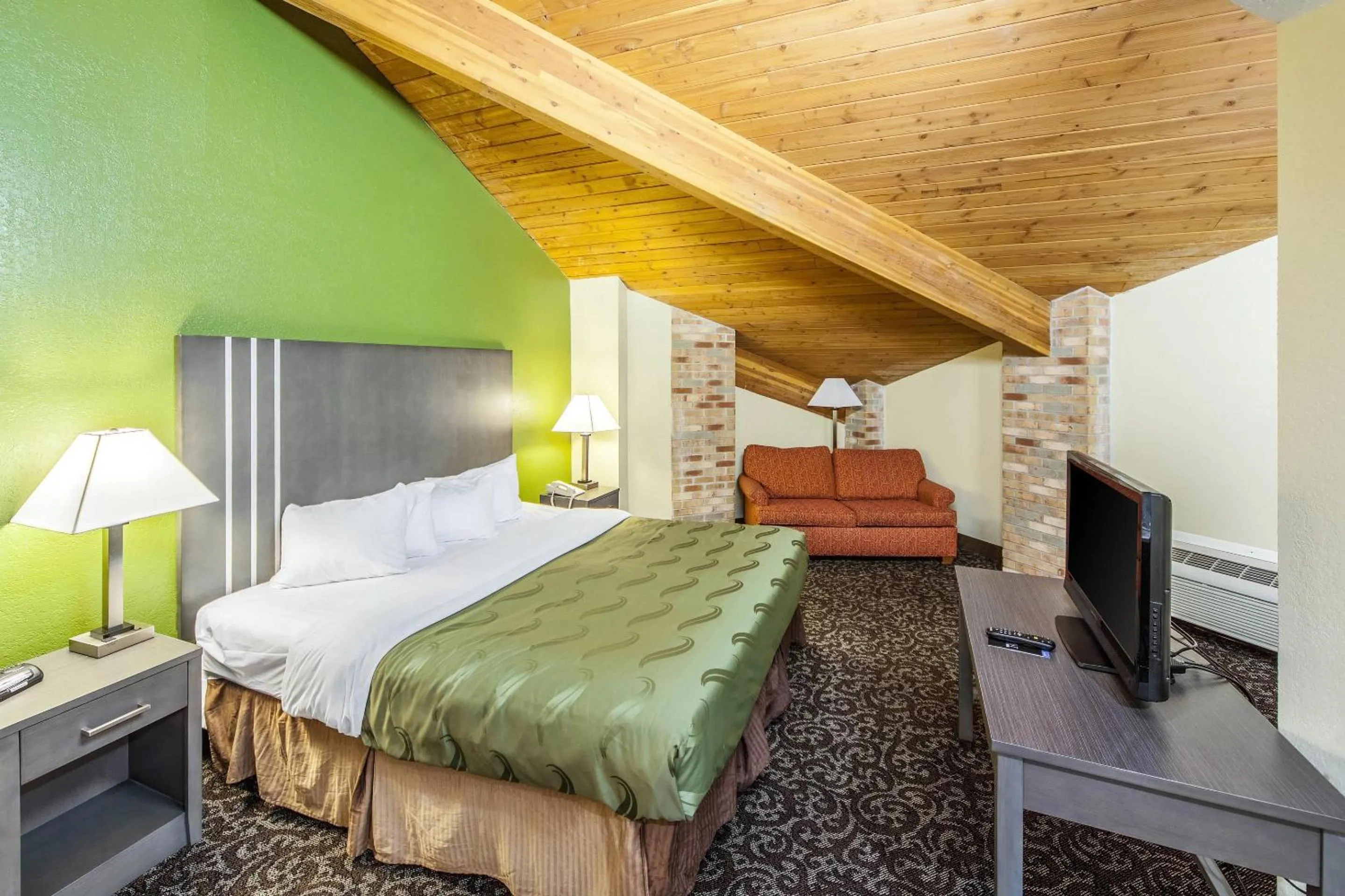 Bedroom, Bed in Quality Inn Decatur near US-224