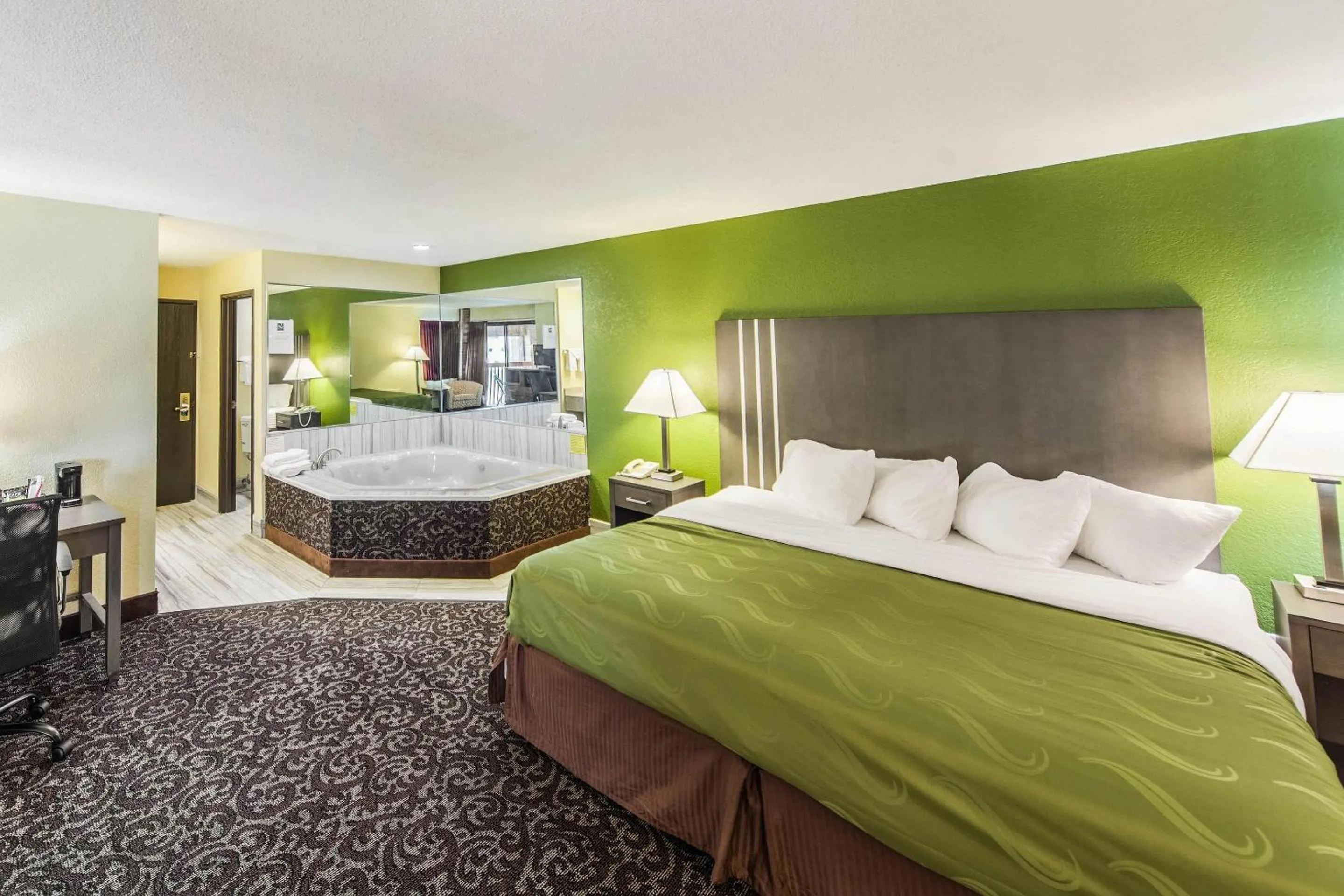 Bedroom, Bed in Quality Inn Decatur near US-224