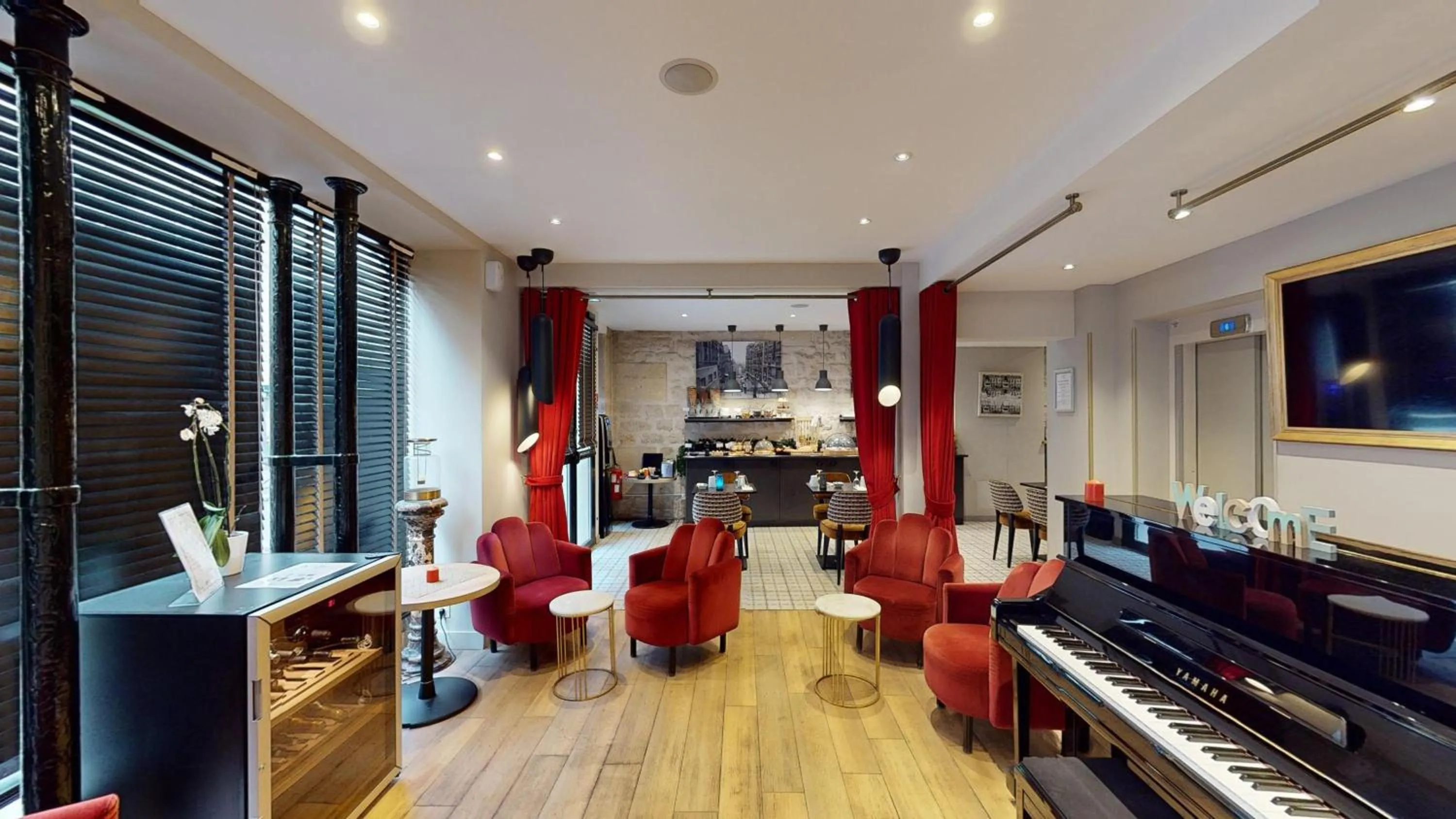 Communal lounge/ TV room in Best Western Hotel Opéra Drouot