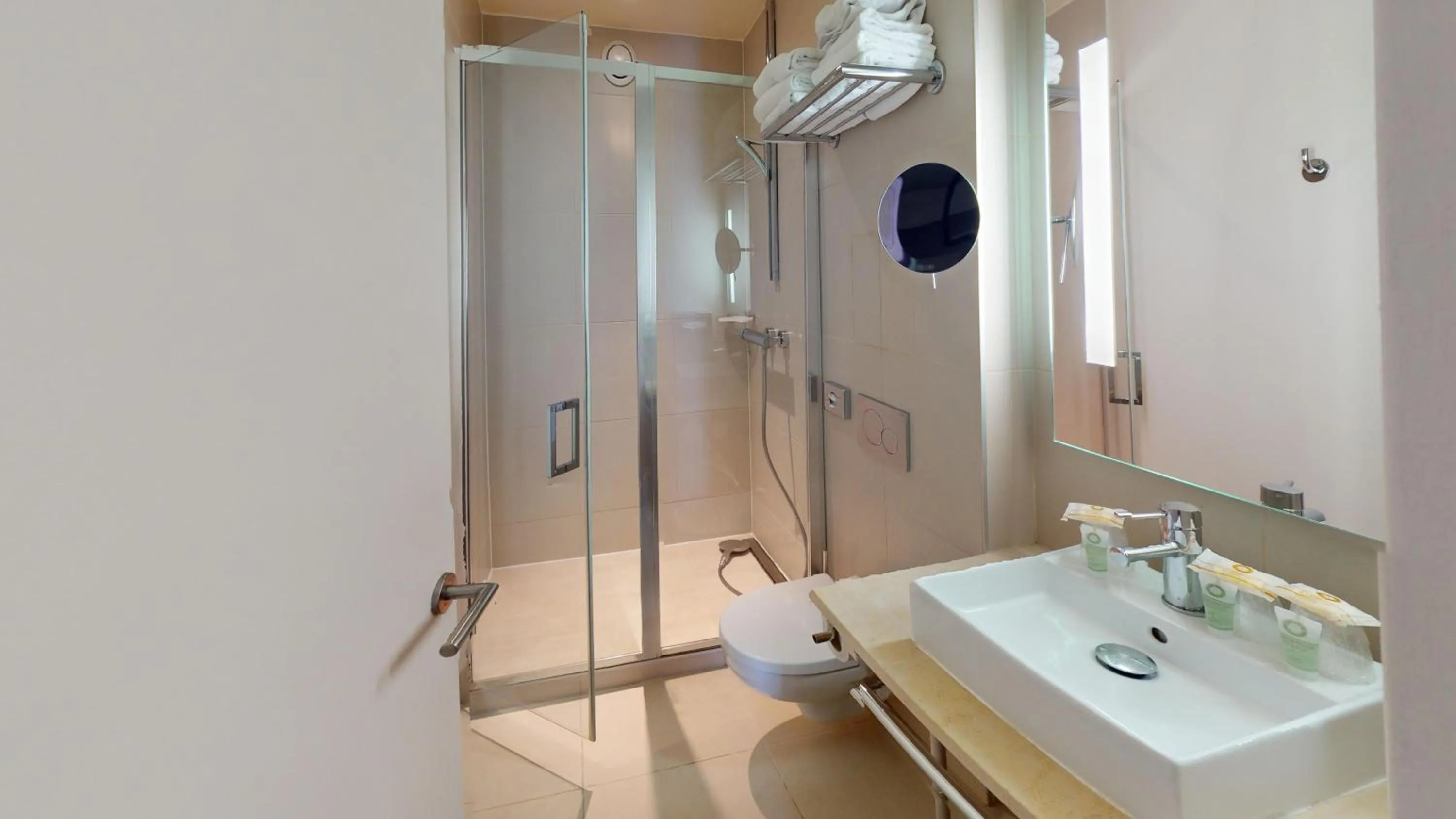 Bathroom in Best Western Hotel Opéra Drouot