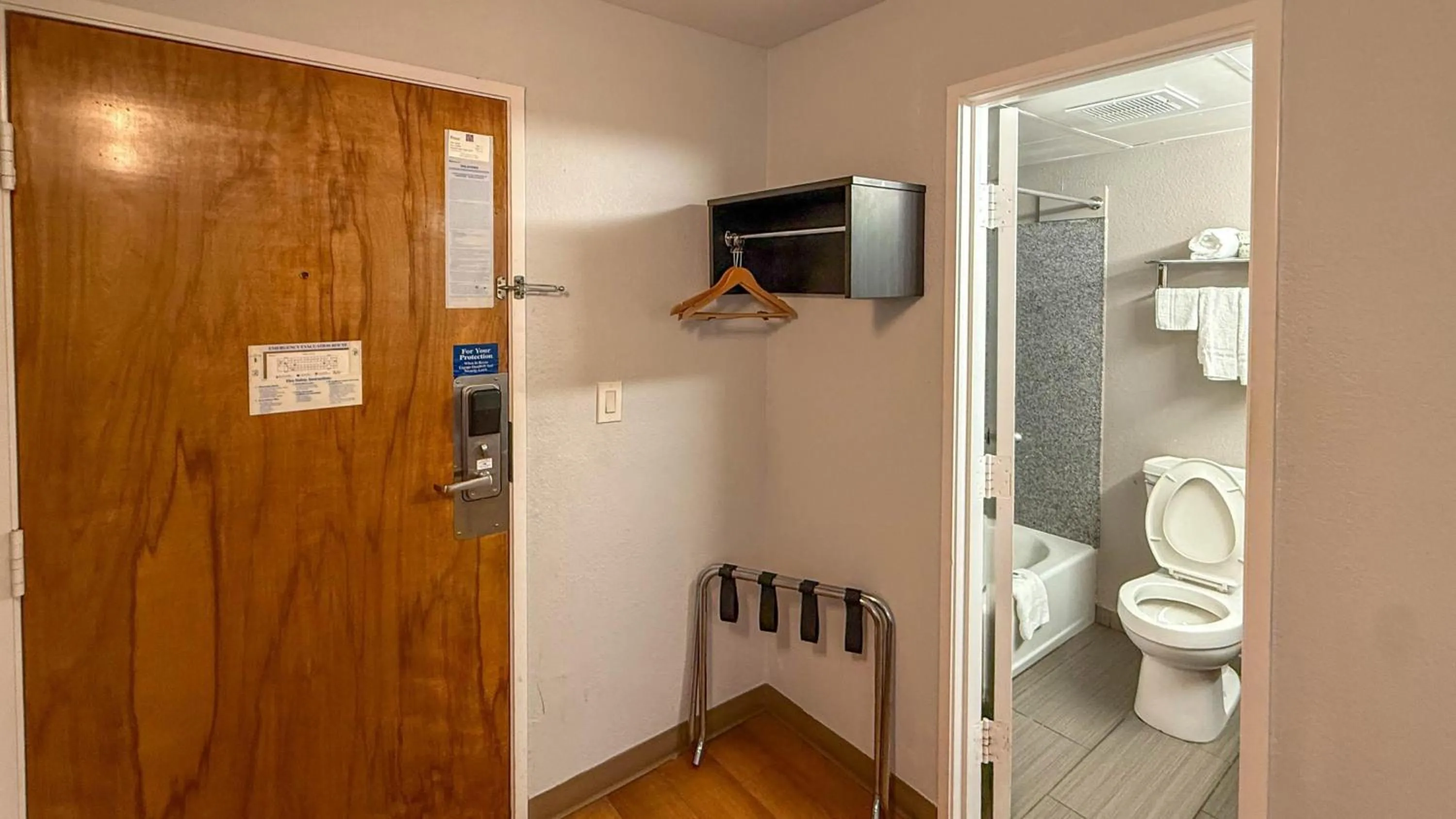 Bathroom in Motel 6-Oklahoma City, OK - South