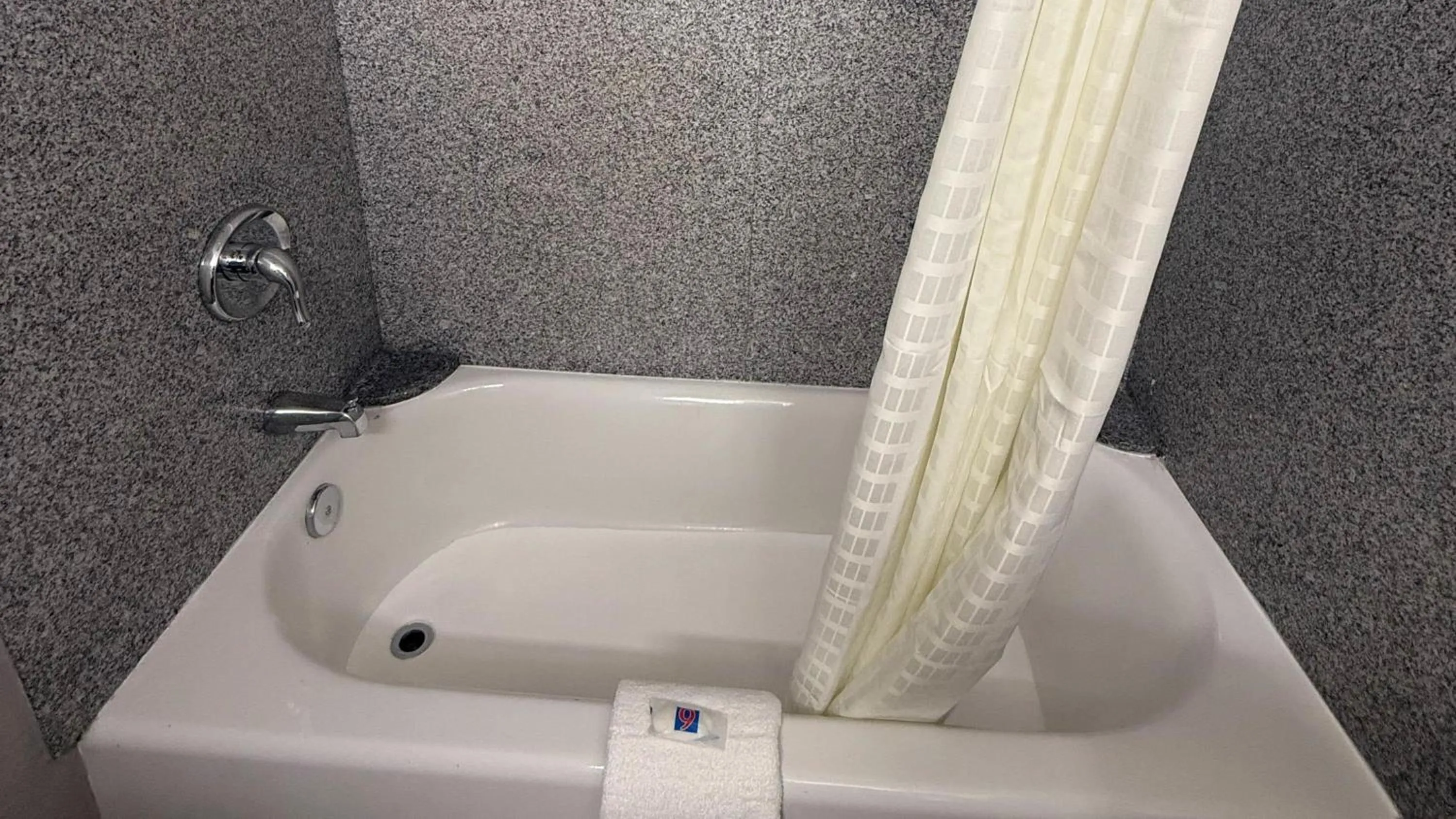 Bathroom in Motel 6-Oklahoma City, OK - South