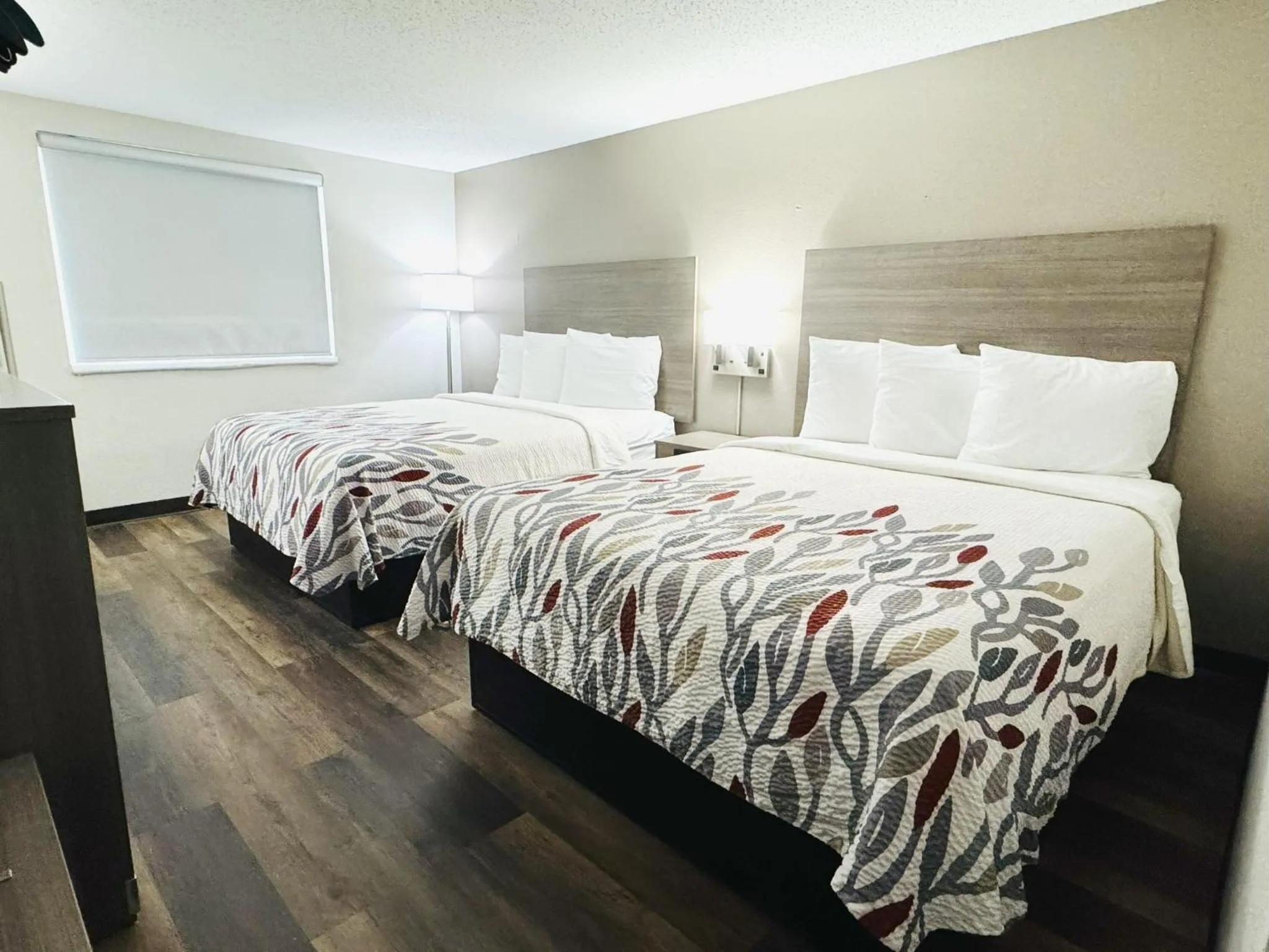 Photo of the whole room, Bed in Red Roof Inn Ames