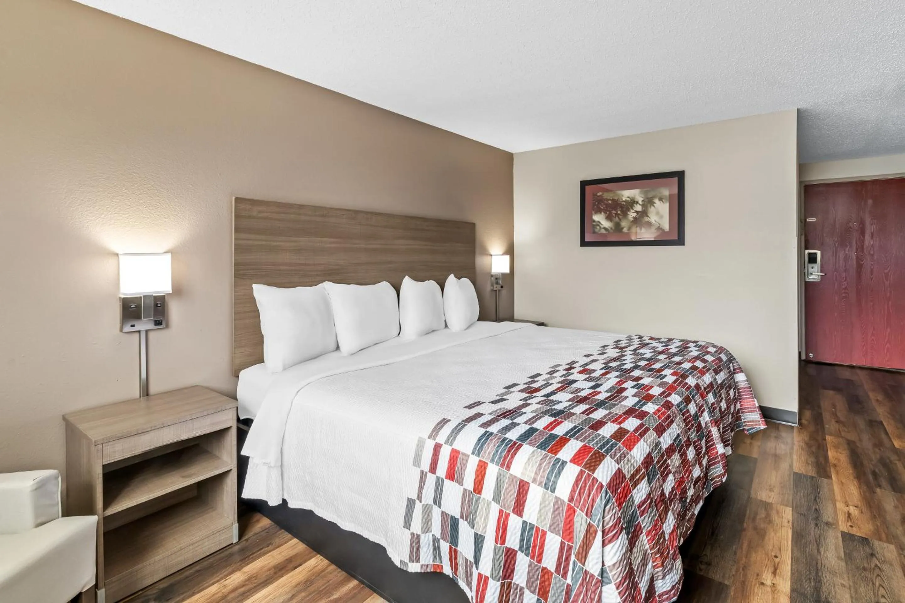 Photo of the whole room, Bed in Red Roof Inn Ames