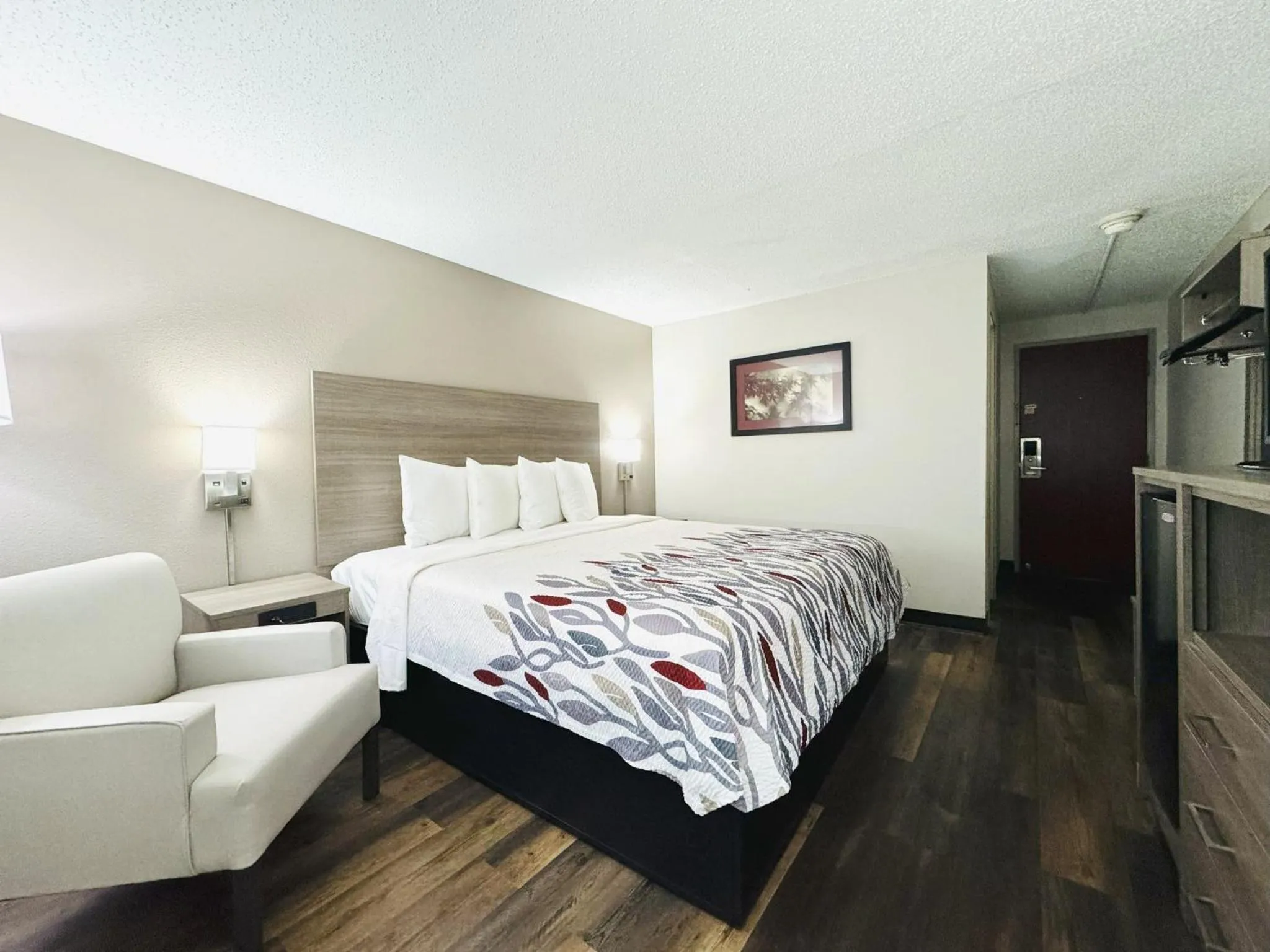 Bedroom, Bed in Red Roof Inn Ames