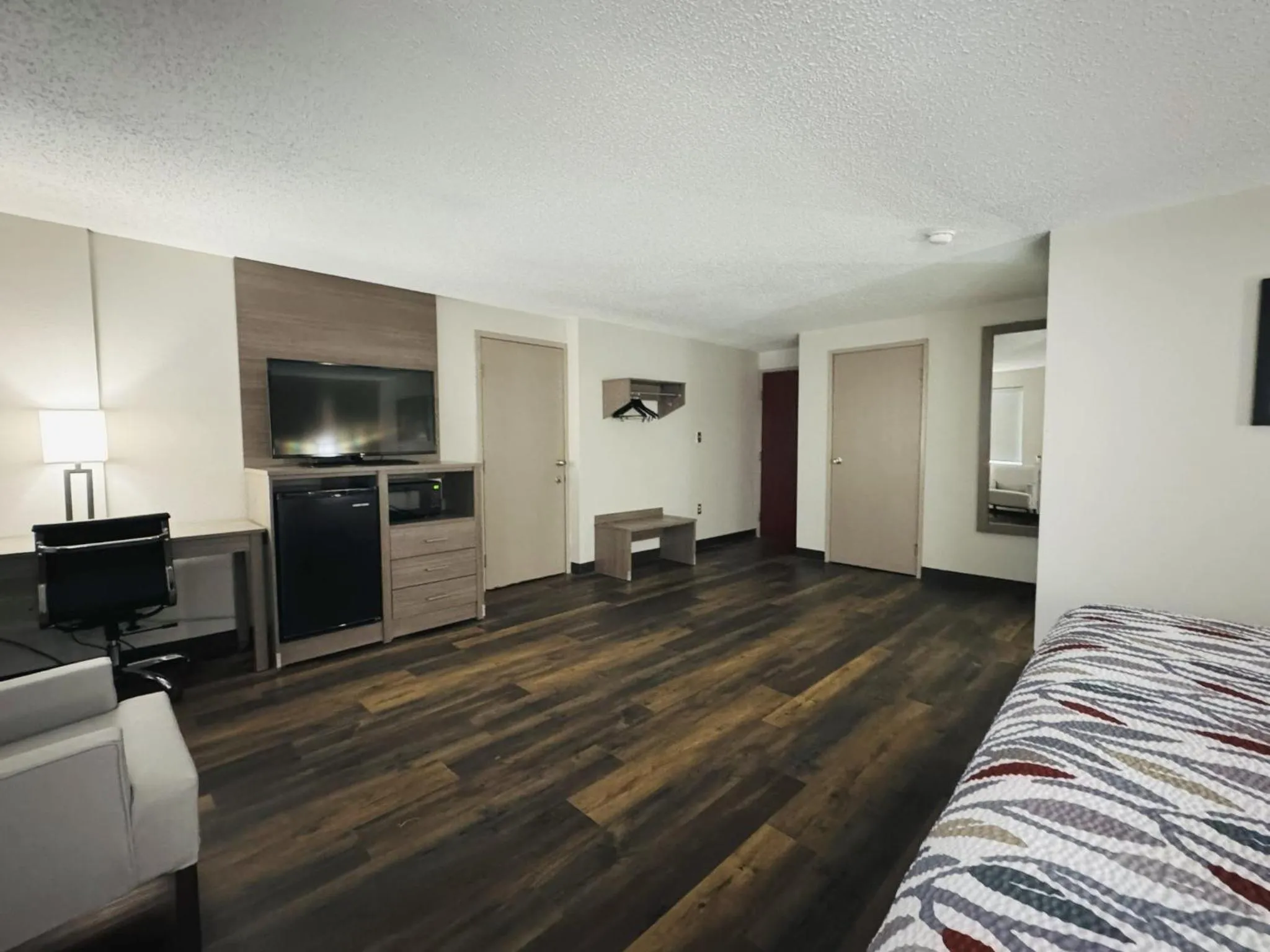 Bedroom, Bed in Red Roof Inn Ames