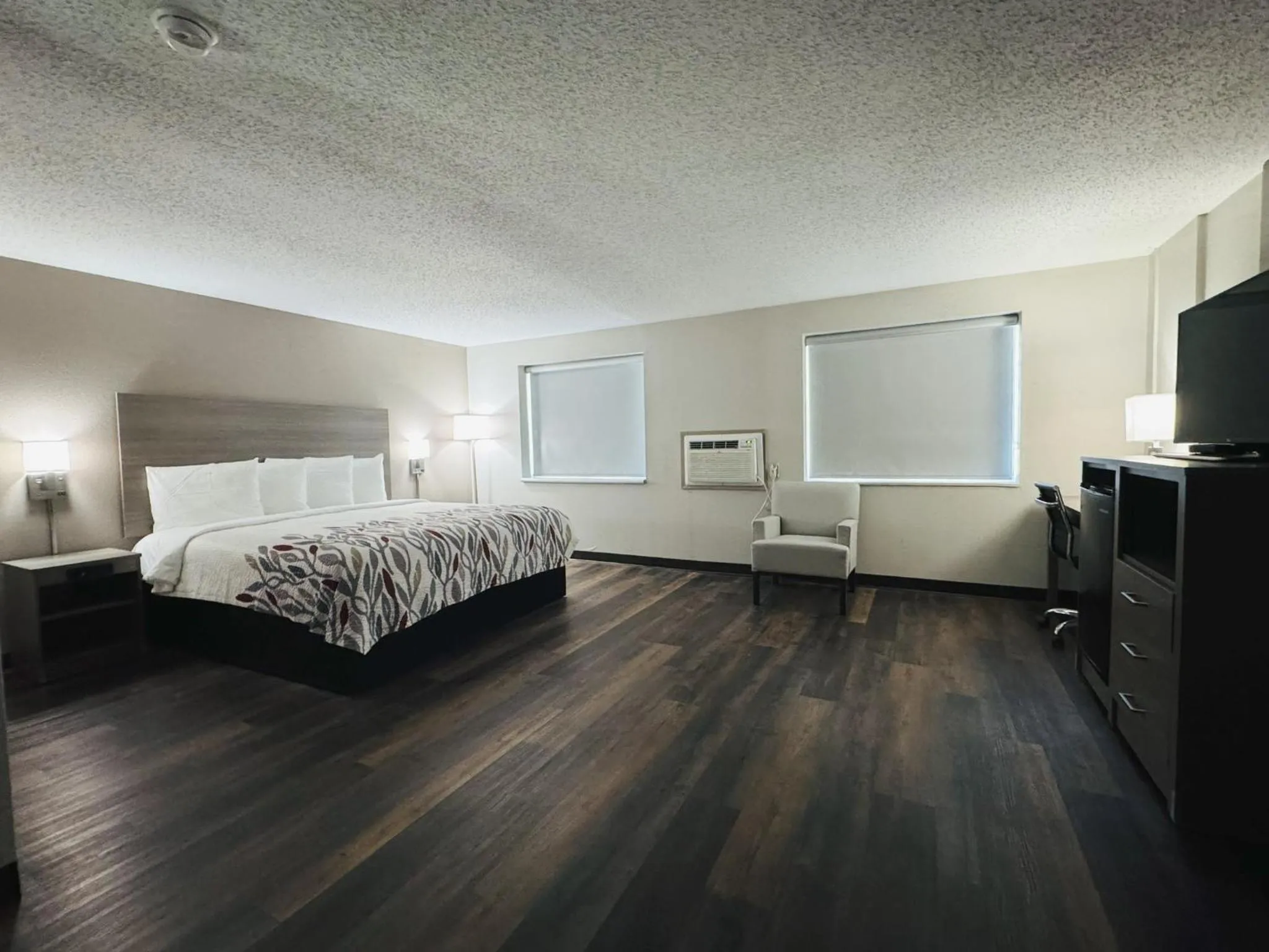 Bedroom, Bed in Red Roof Inn Ames