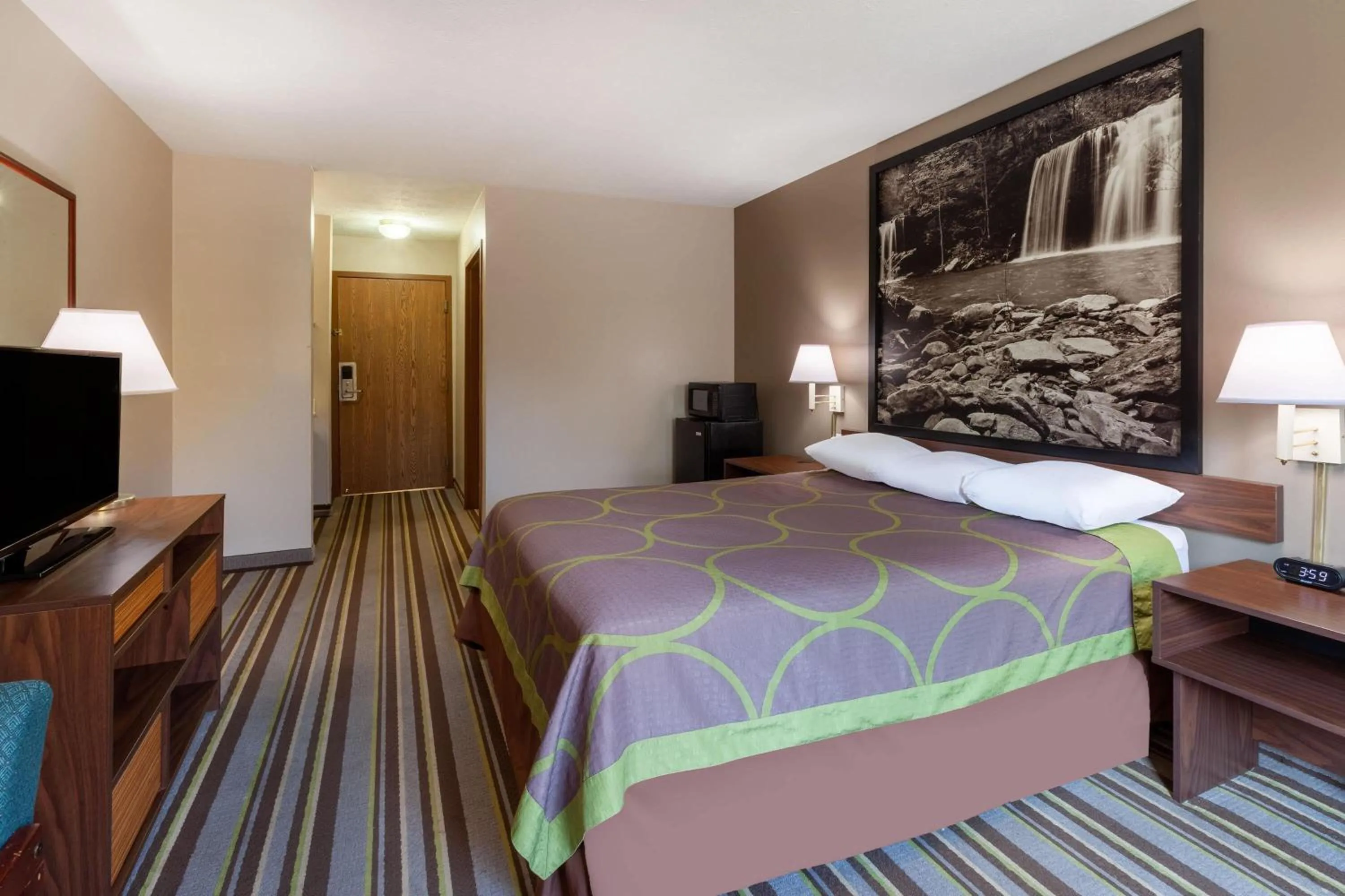 Photo of the whole room, Bed in Super 8 by Wyndham La Grange KY