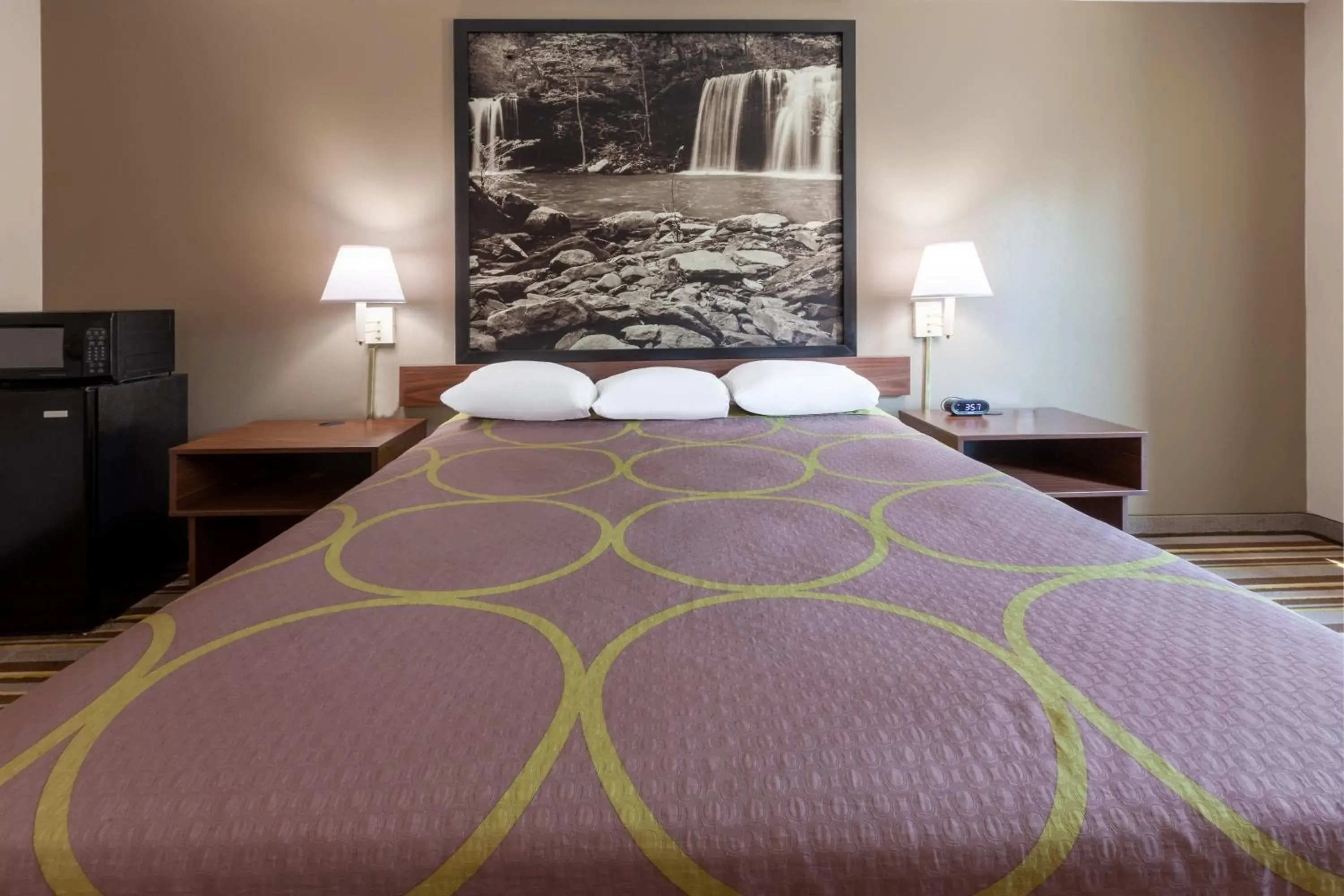 Queen Room - Non-Smoking in Super 8 by Wyndham La Grange KY Queen Room - Non-Smoking in Super 8 by Wyndham La Grange KY