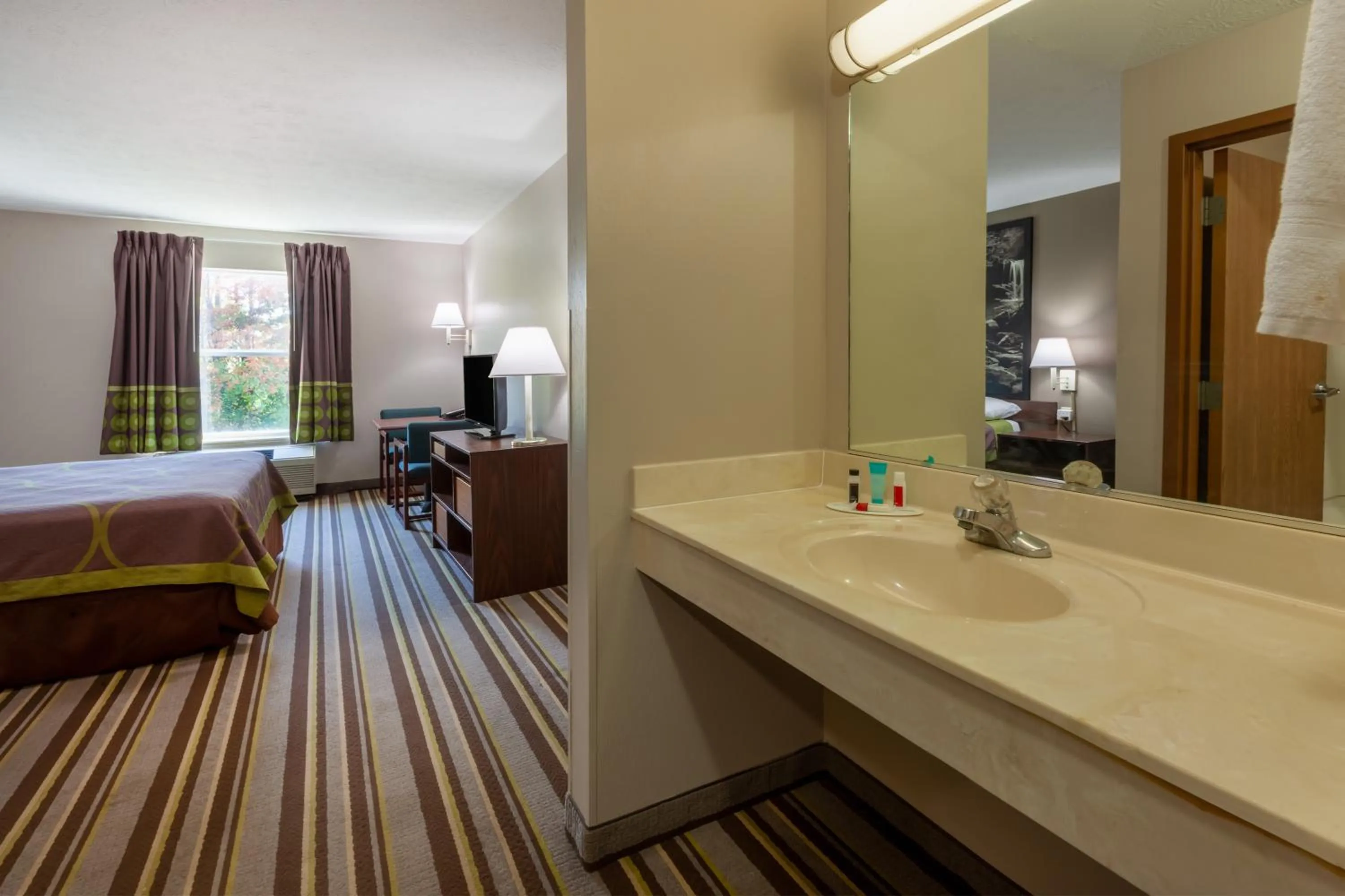 Photo of the whole room, Bed in Super 8 by Wyndham La Grange KY