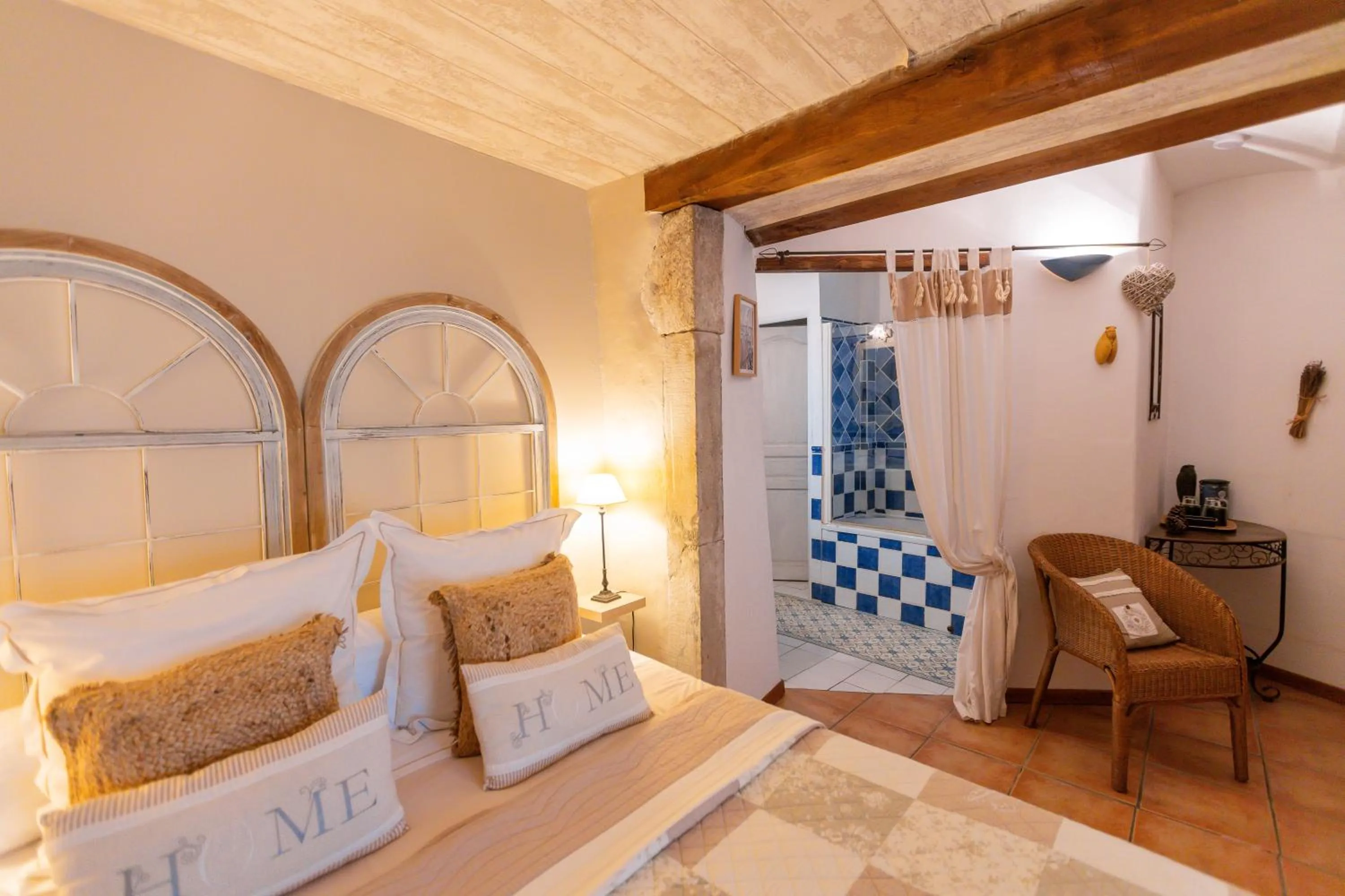 Bathroom, Bed in Le Mas Fraissinet