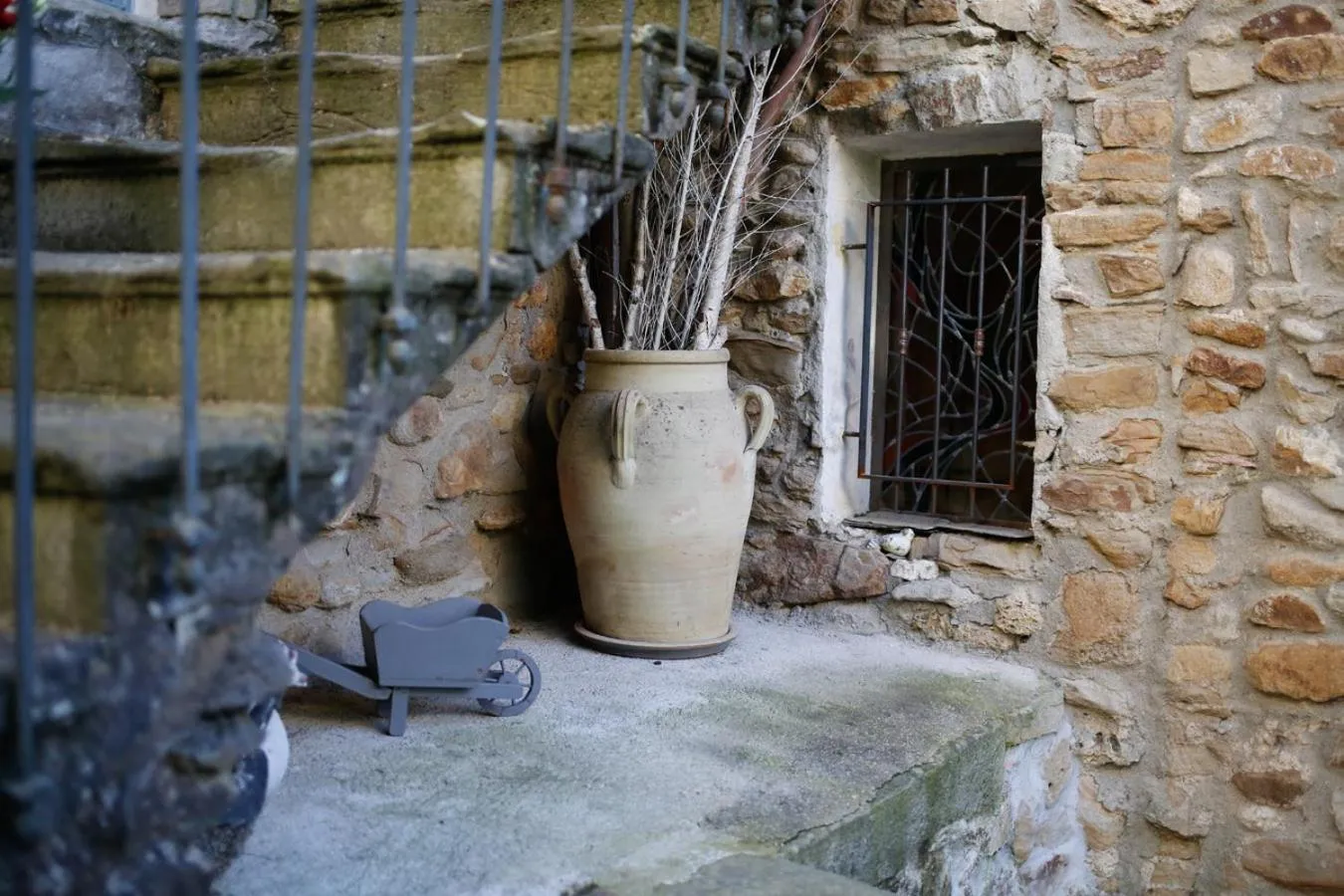 Decorative detail in Le Mas Fraissinet