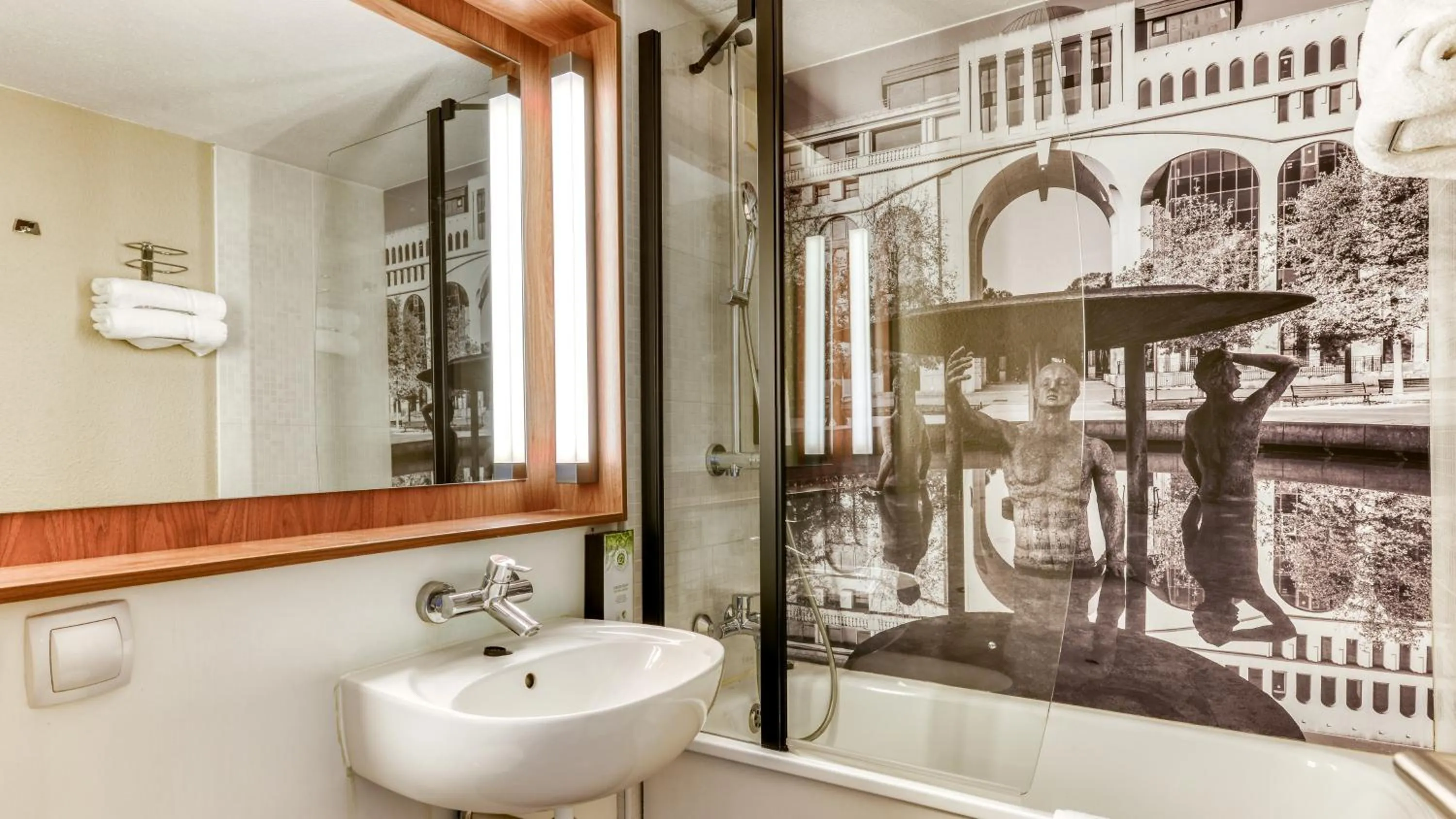 Shower in Campanile Biarritz