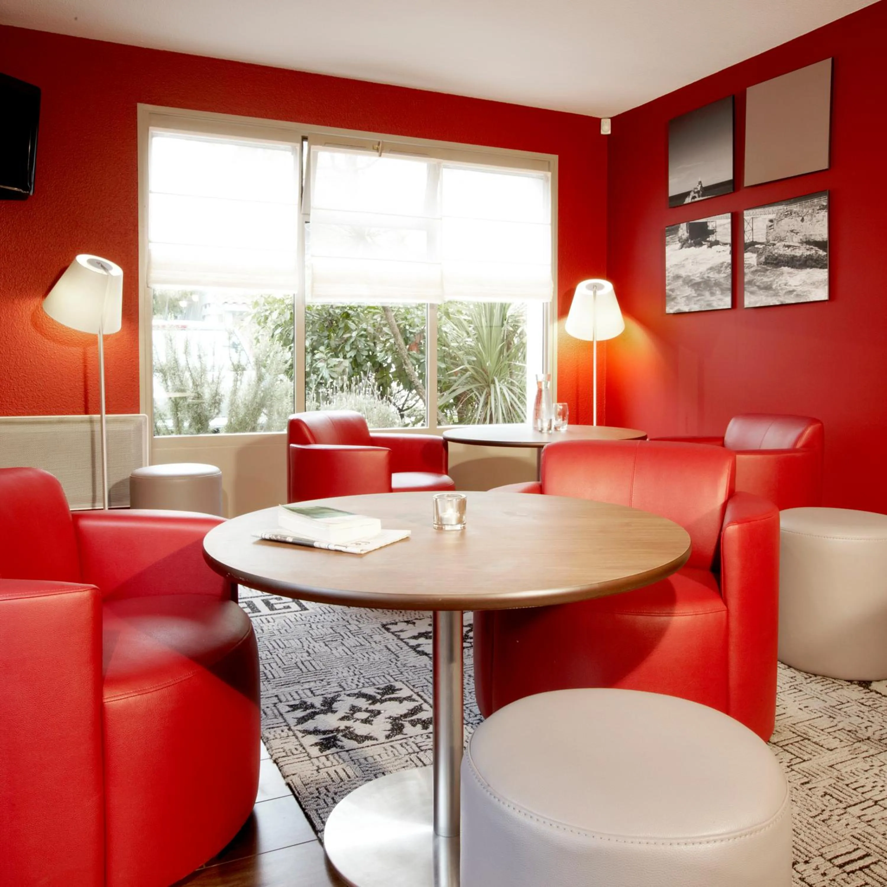 Communal lounge/ TV room in Campanile Biarritz