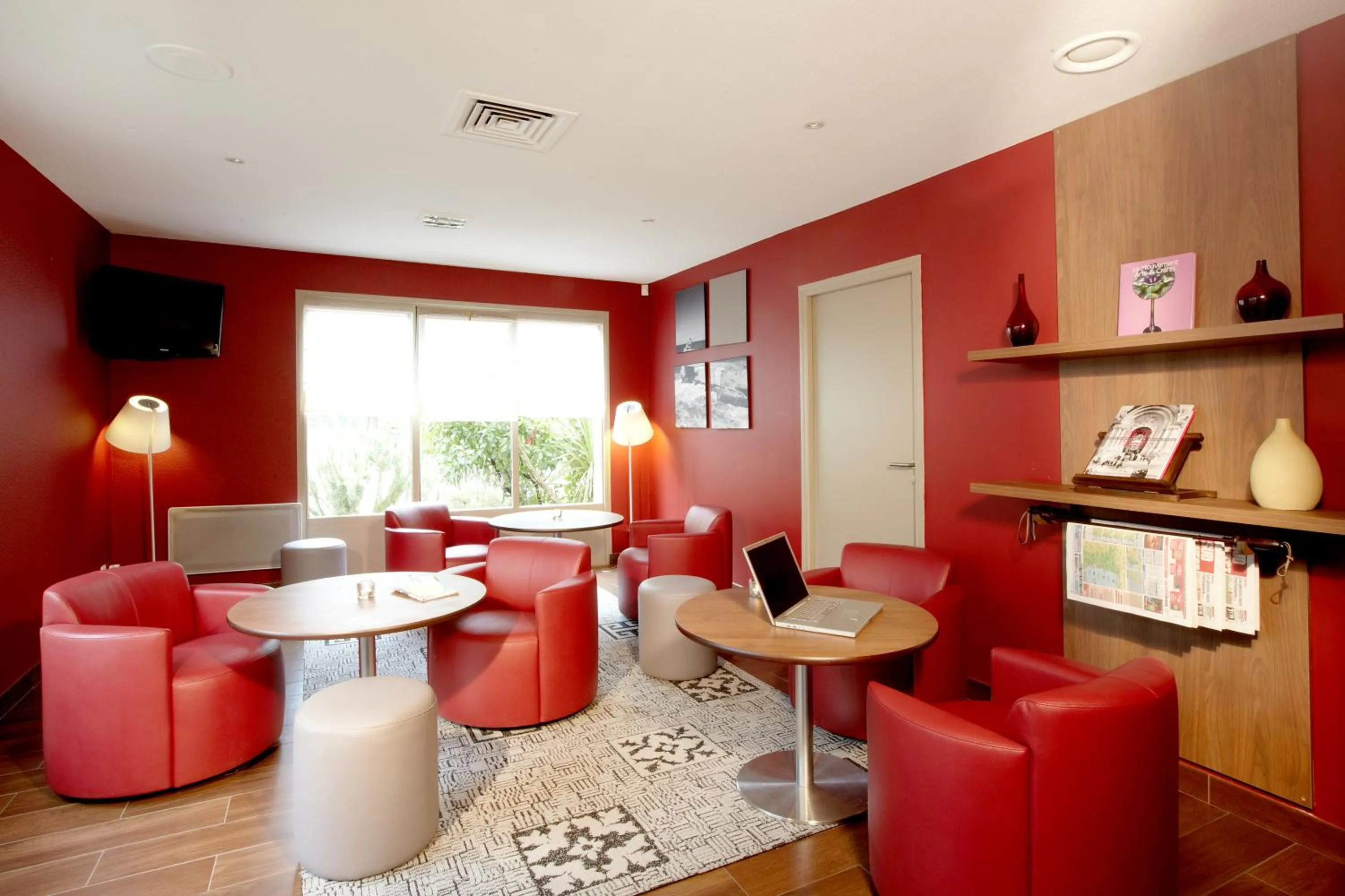 Lounge or bar in Campanile Biarritz