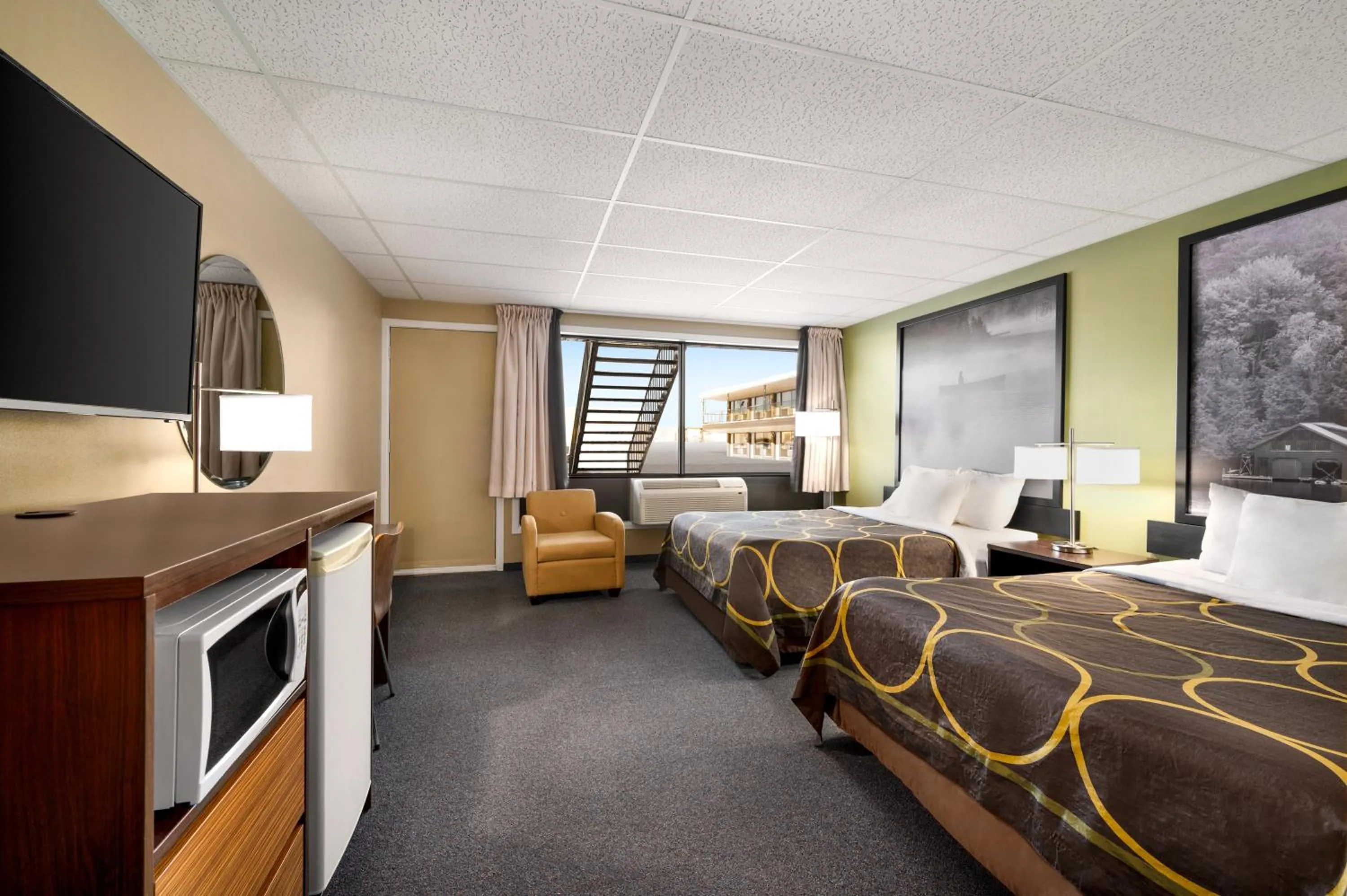 Photo of the whole room in Super 8 by Wyndham Hearst ON