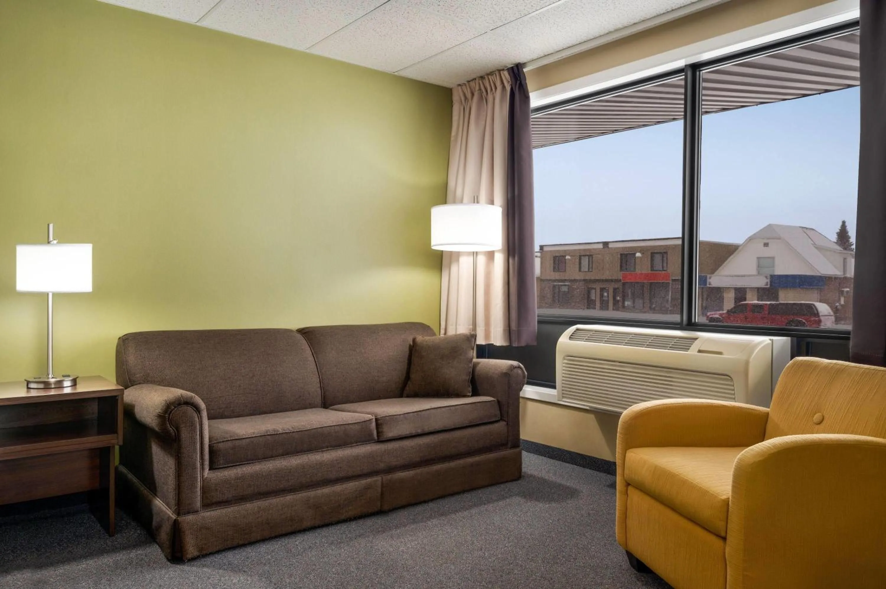 Photo of the whole room in Super 8 by Wyndham Hearst ON