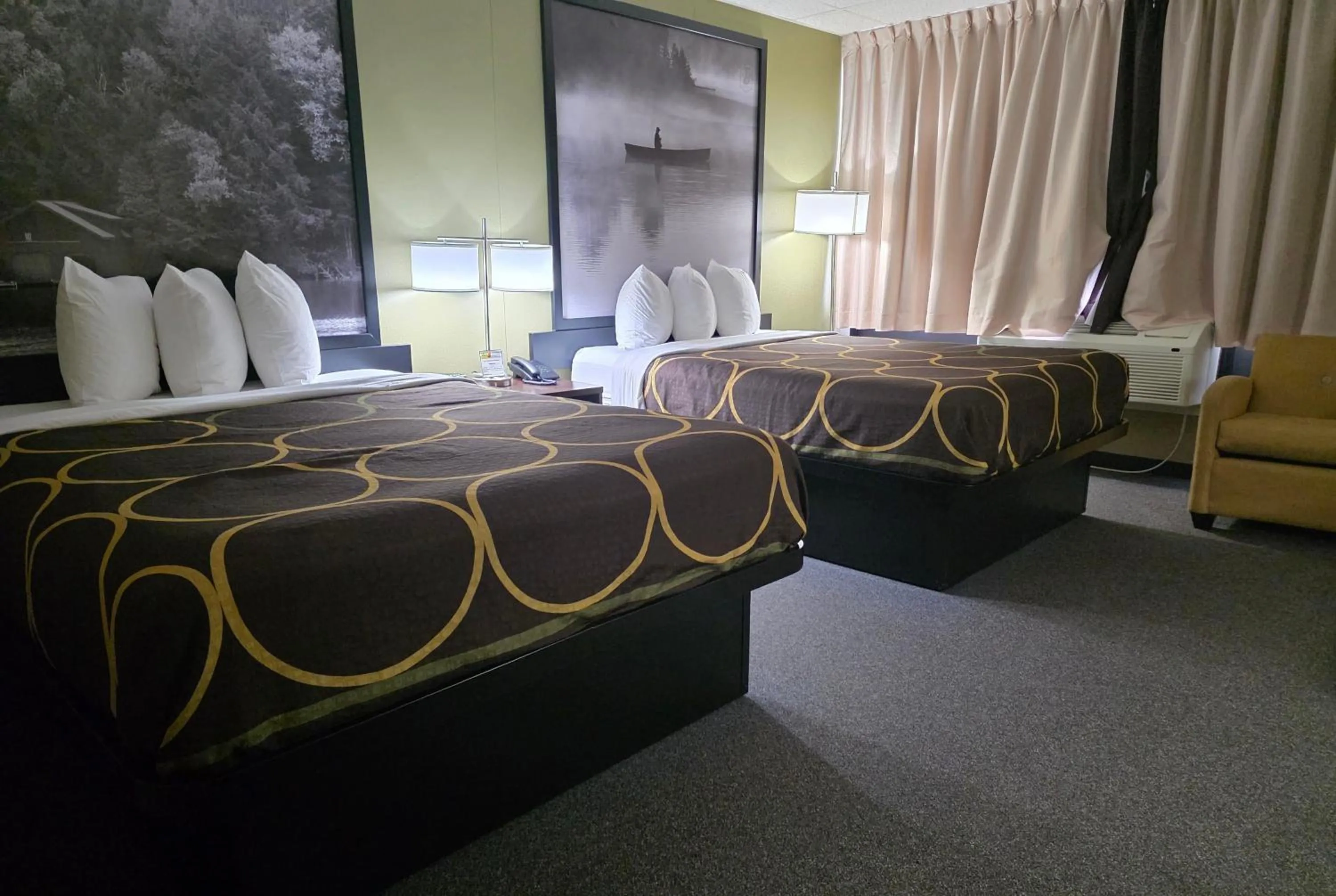 Photo of the whole room, Bed in Super 8 by Wyndham Hearst ON