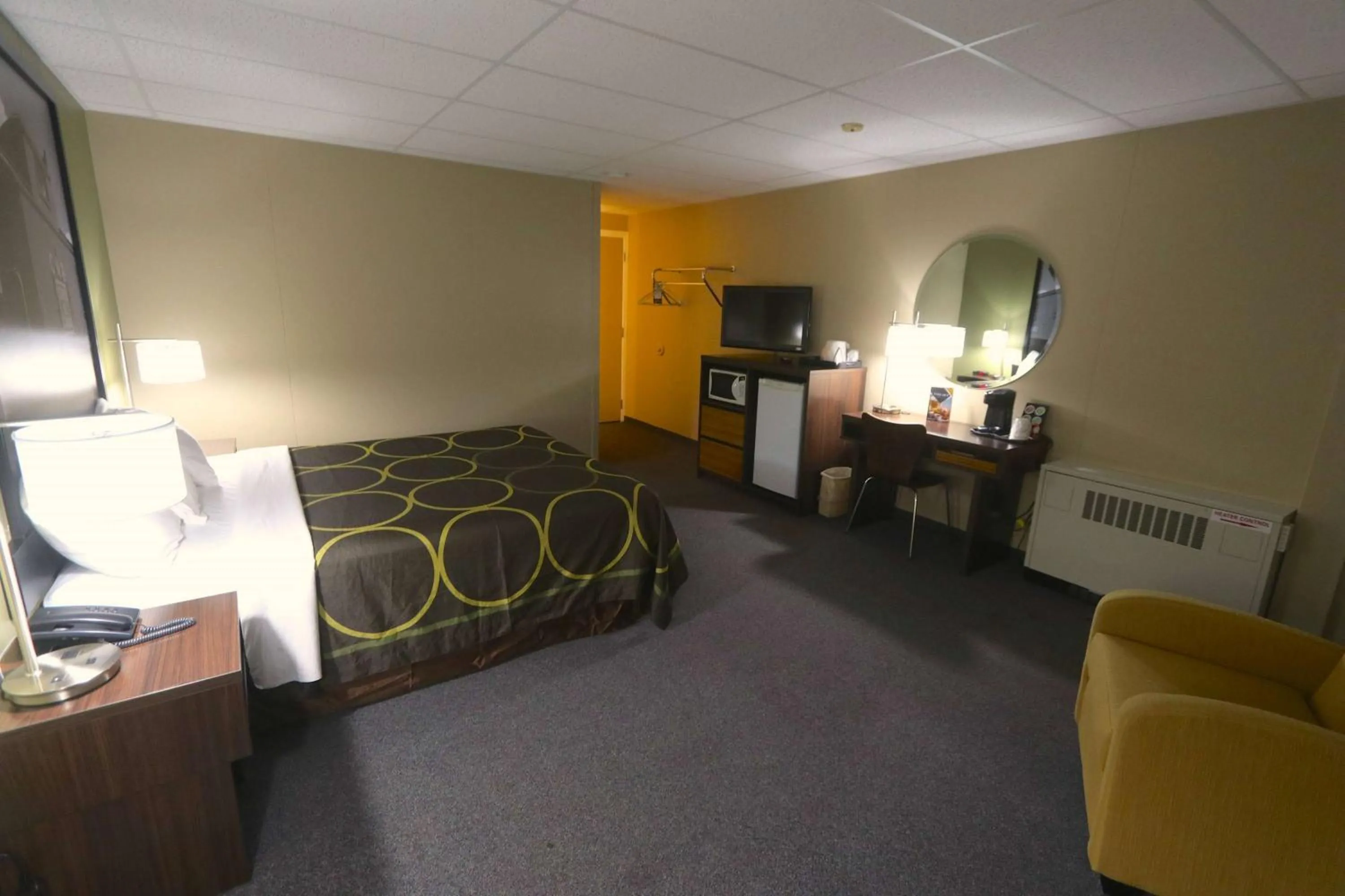Photo of the whole room in Super 8 by Wyndham Hearst ON