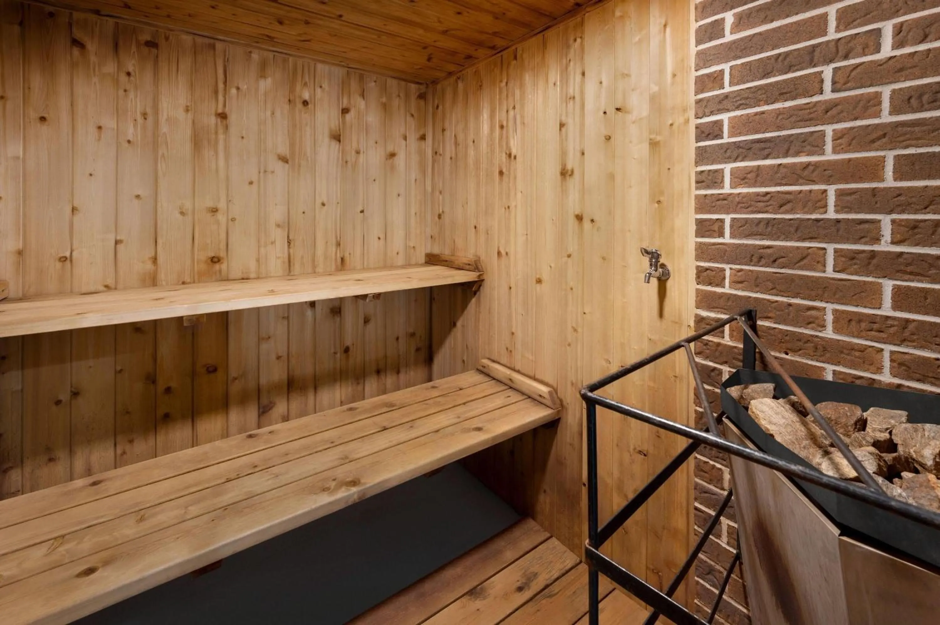 Spa and wellness centre/facilities in Super 8 by Wyndham Hearst ON