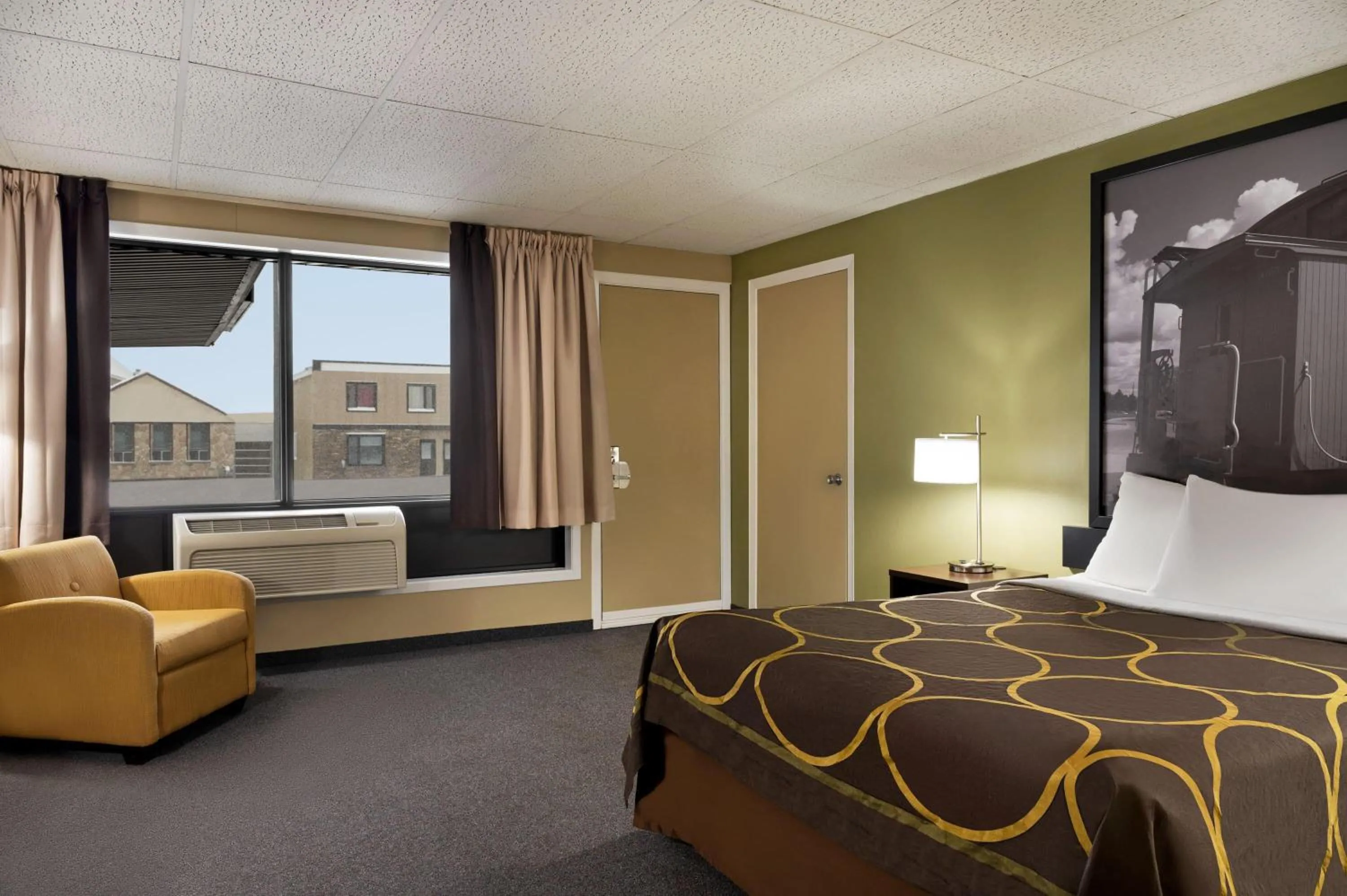 Photo of the whole room, Bed in Super 8 by Wyndham Hearst ON
