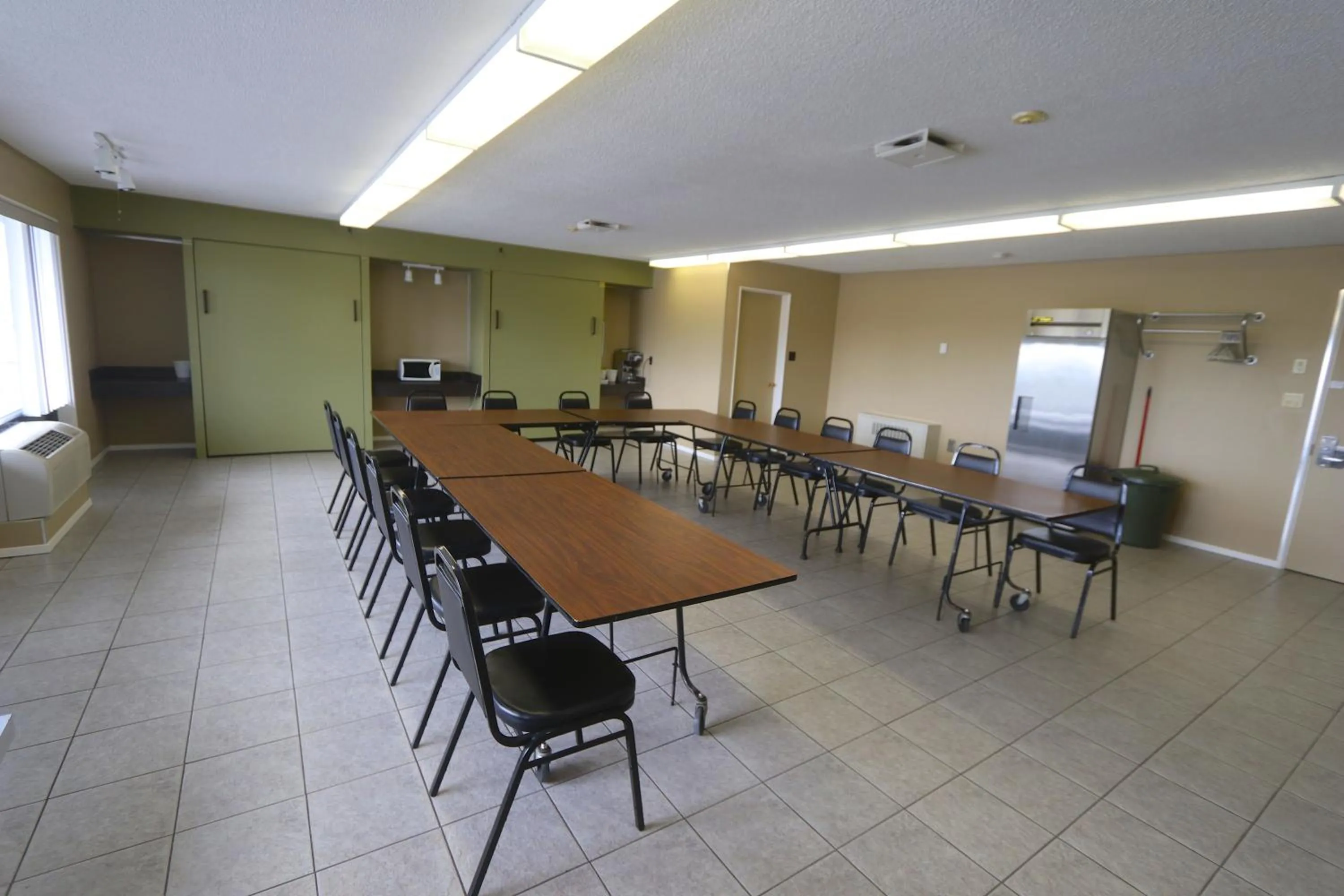 Meeting/conference room in Super 8 by Wyndham Hearst ON