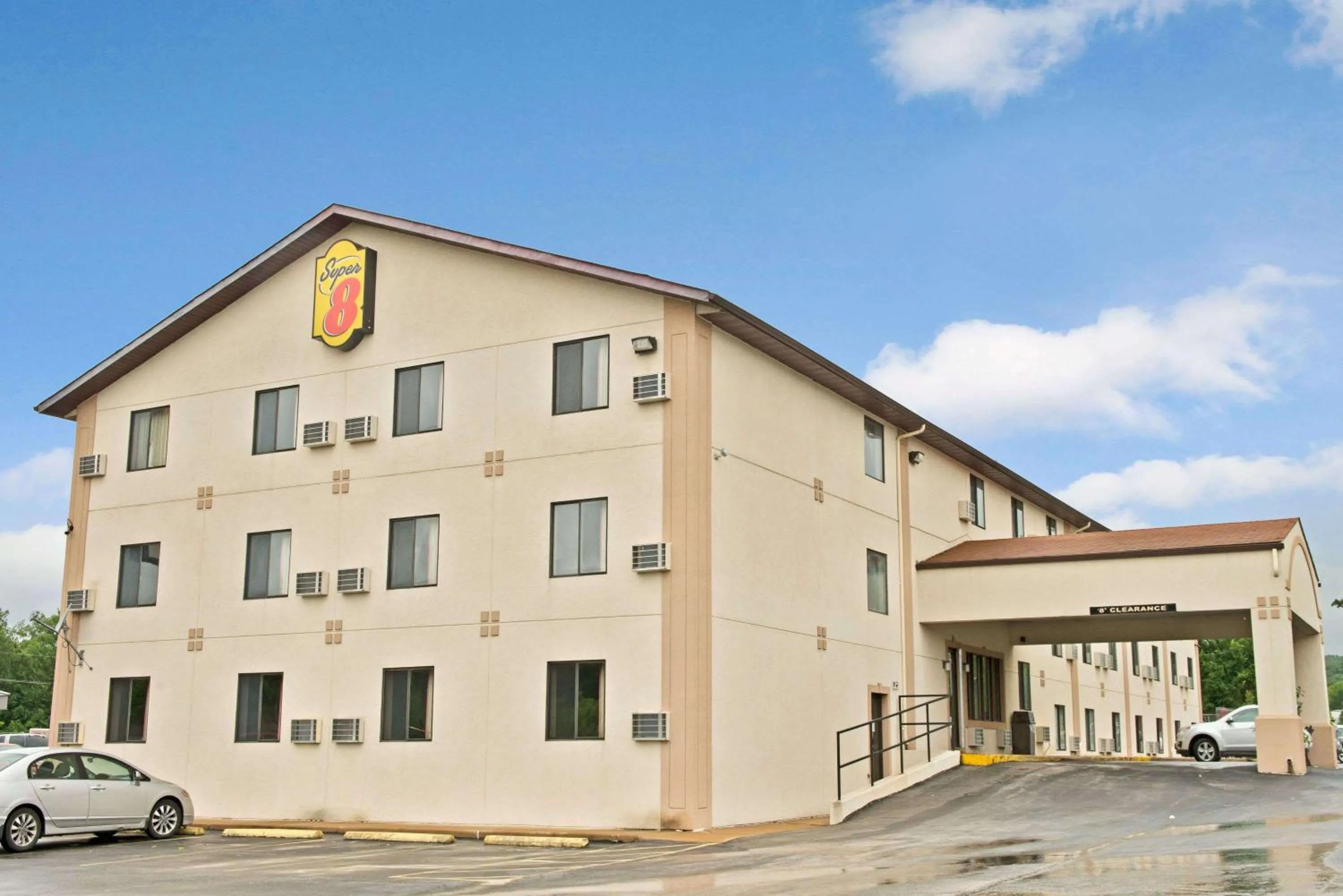 Facade/entrance in Super 8 by Wyndham Eureka/Six Flags Nearby