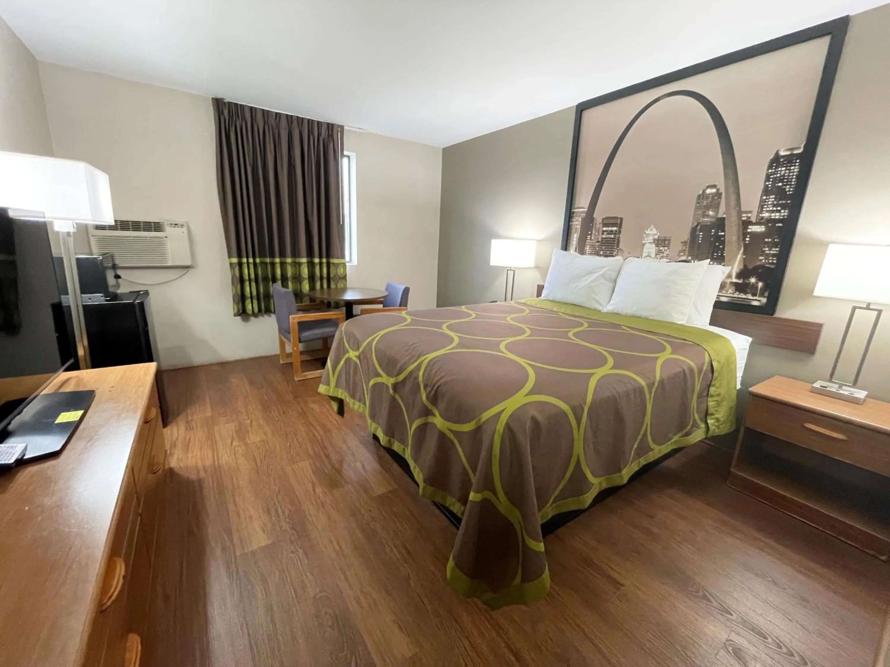 Bed in Super 8 by Wyndham Eureka/Six Flags Nearby