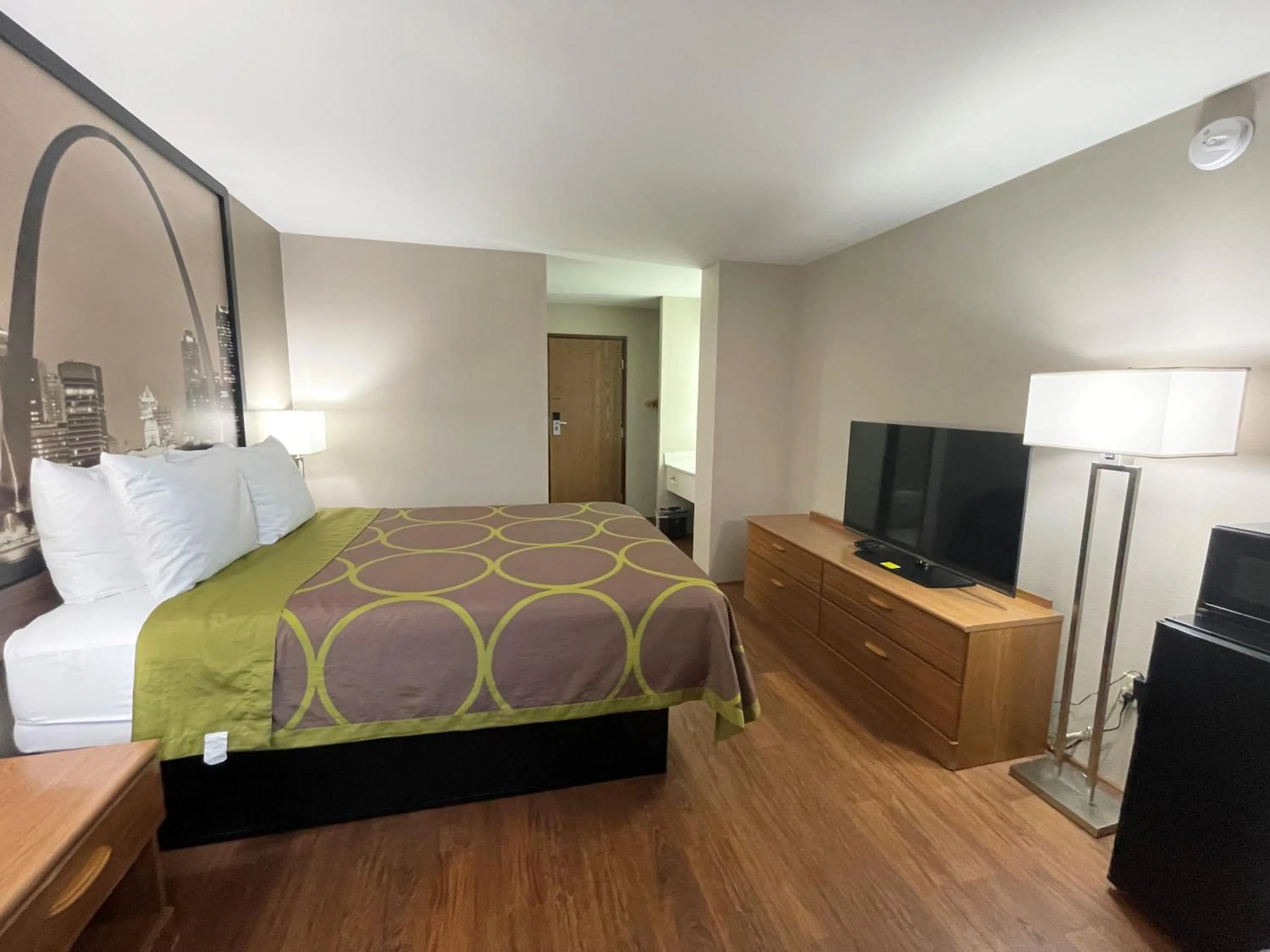 Bed in Super 8 by Wyndham Eureka/Six Flags Nearby