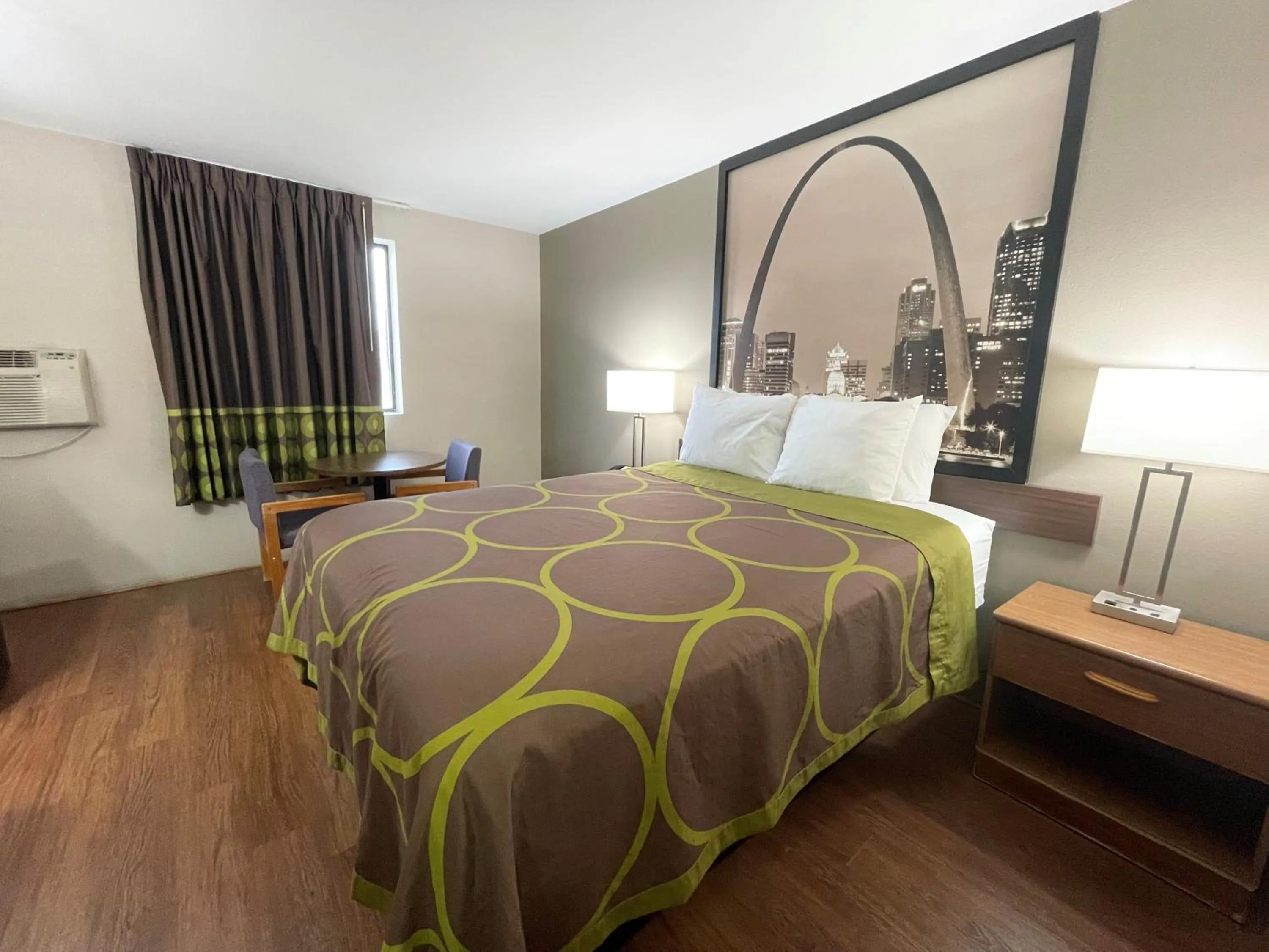 Bed in Super 8 by Wyndham Eureka/Six Flags Nearby