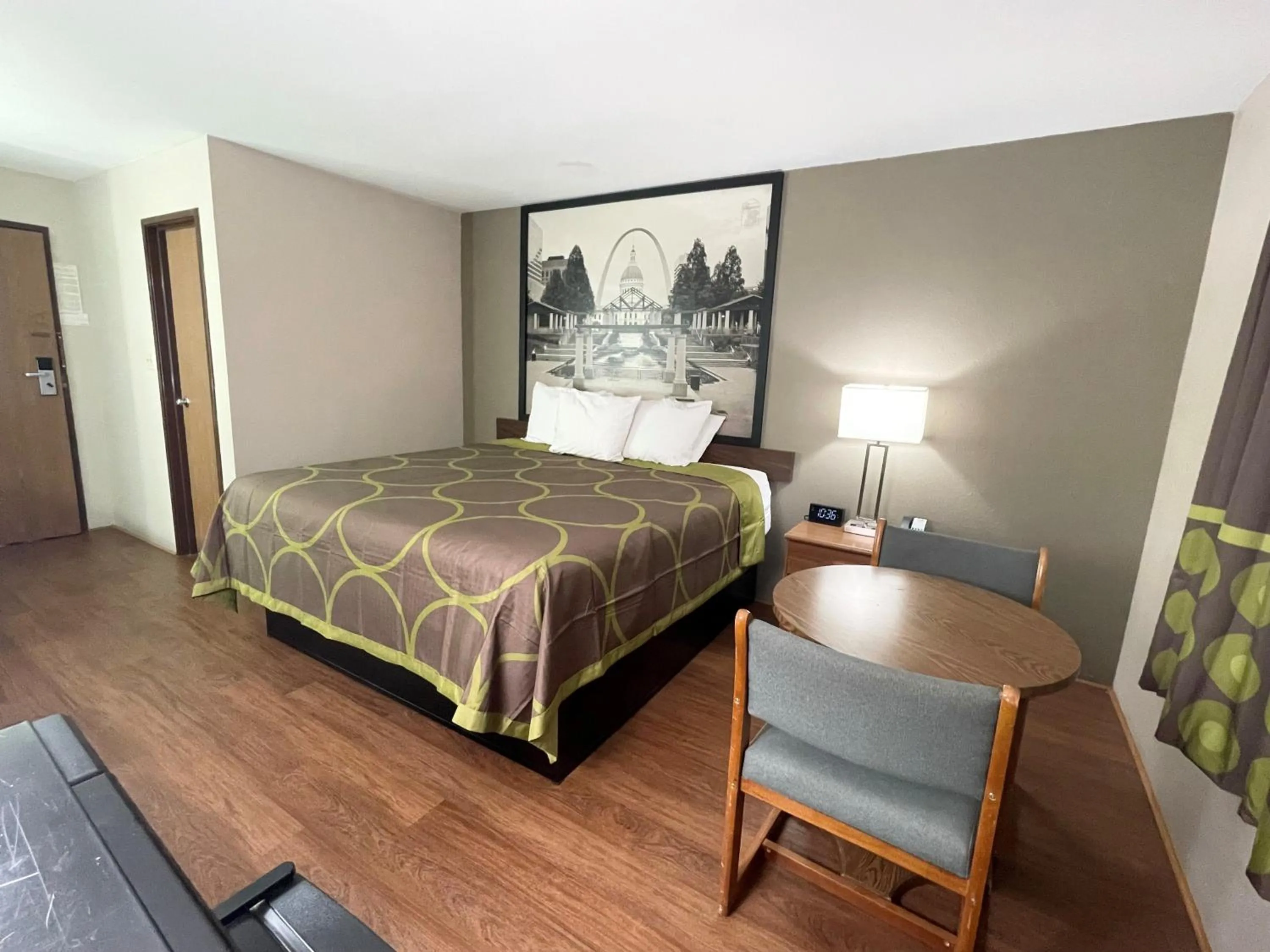 Bed in Super 8 by Wyndham Eureka/Six Flags Nearby