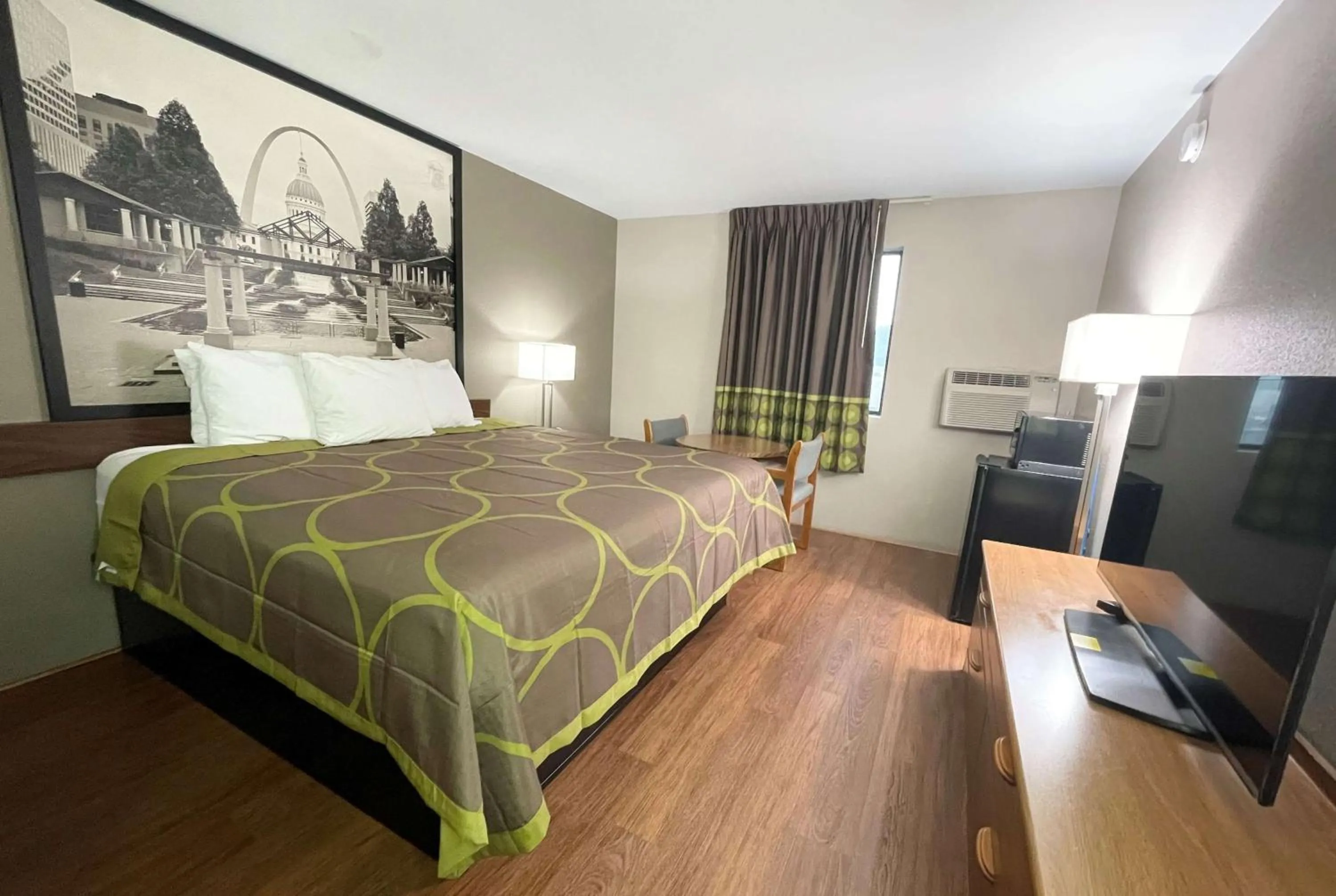 Bed in Super 8 by Wyndham Eureka/Six Flags Nearby