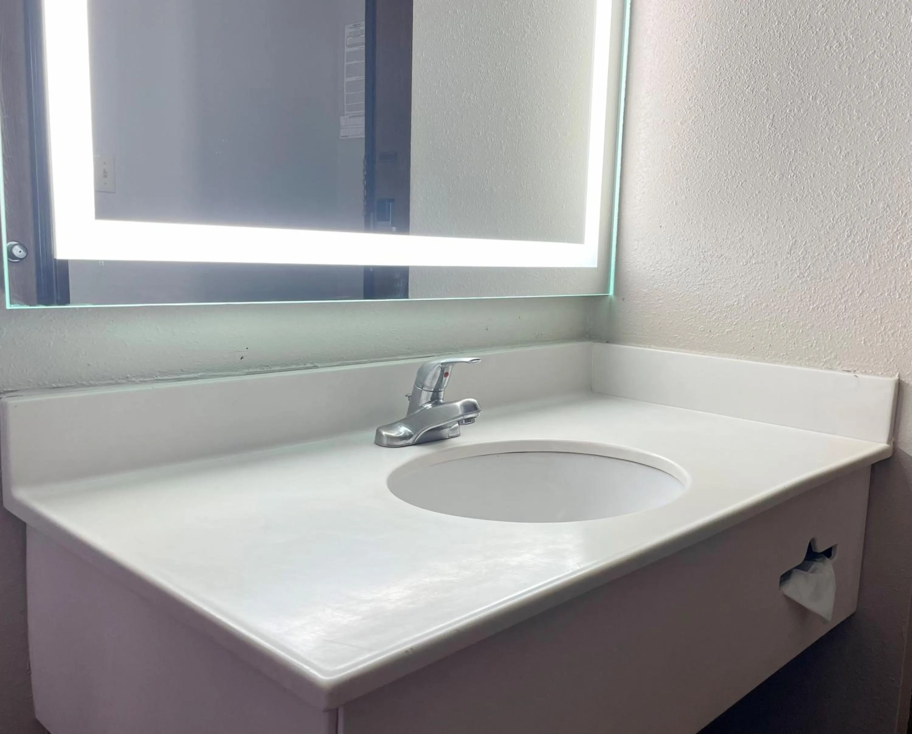 Bed in Super 8 by Wyndham Eureka/Six Flags Nearby