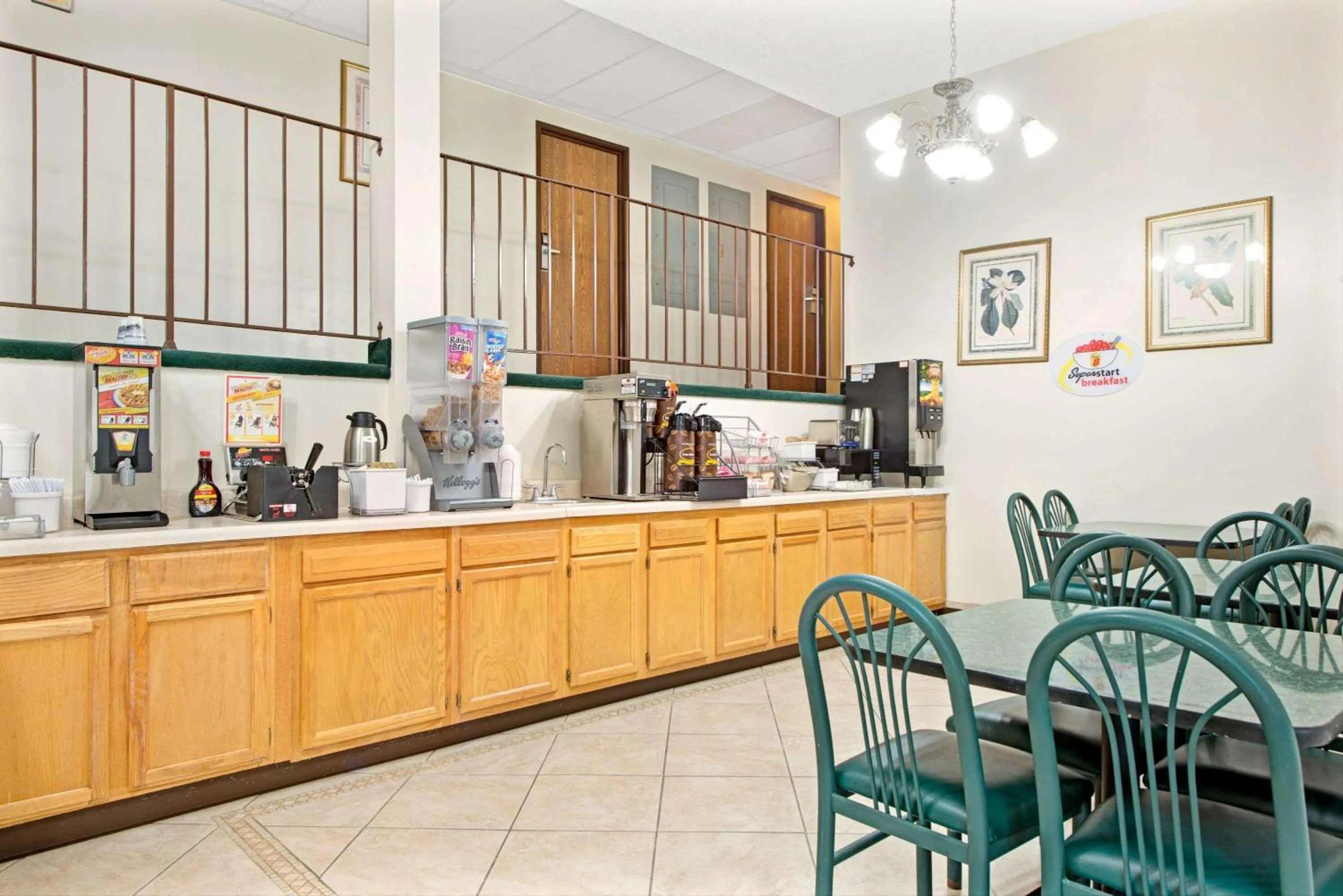 Continental breakfast in Super 8 by Wyndham Eureka/Six Flags Nearby