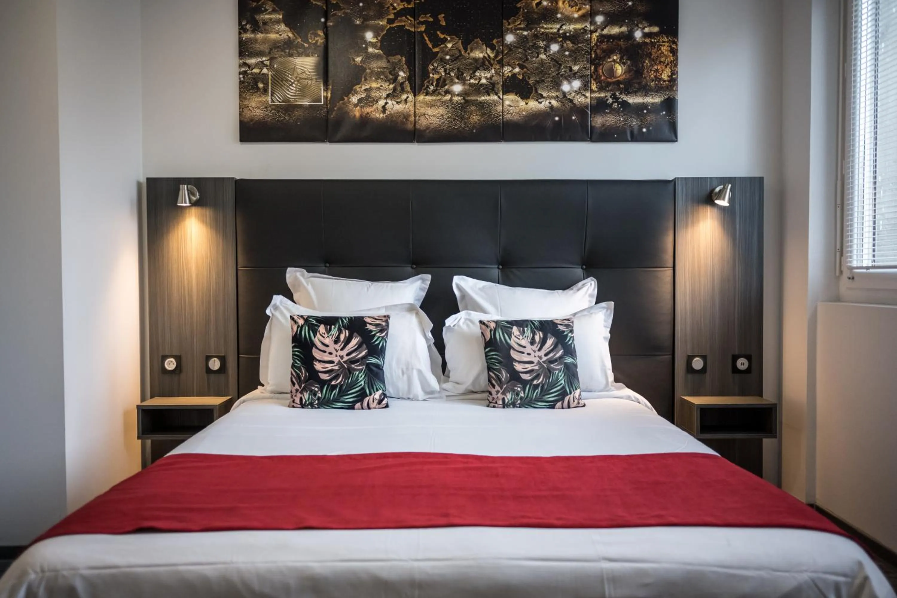 Bedroom, Bed in The Originals City, Hôtel Rive Droite, Albi "Quartier Madeleine"