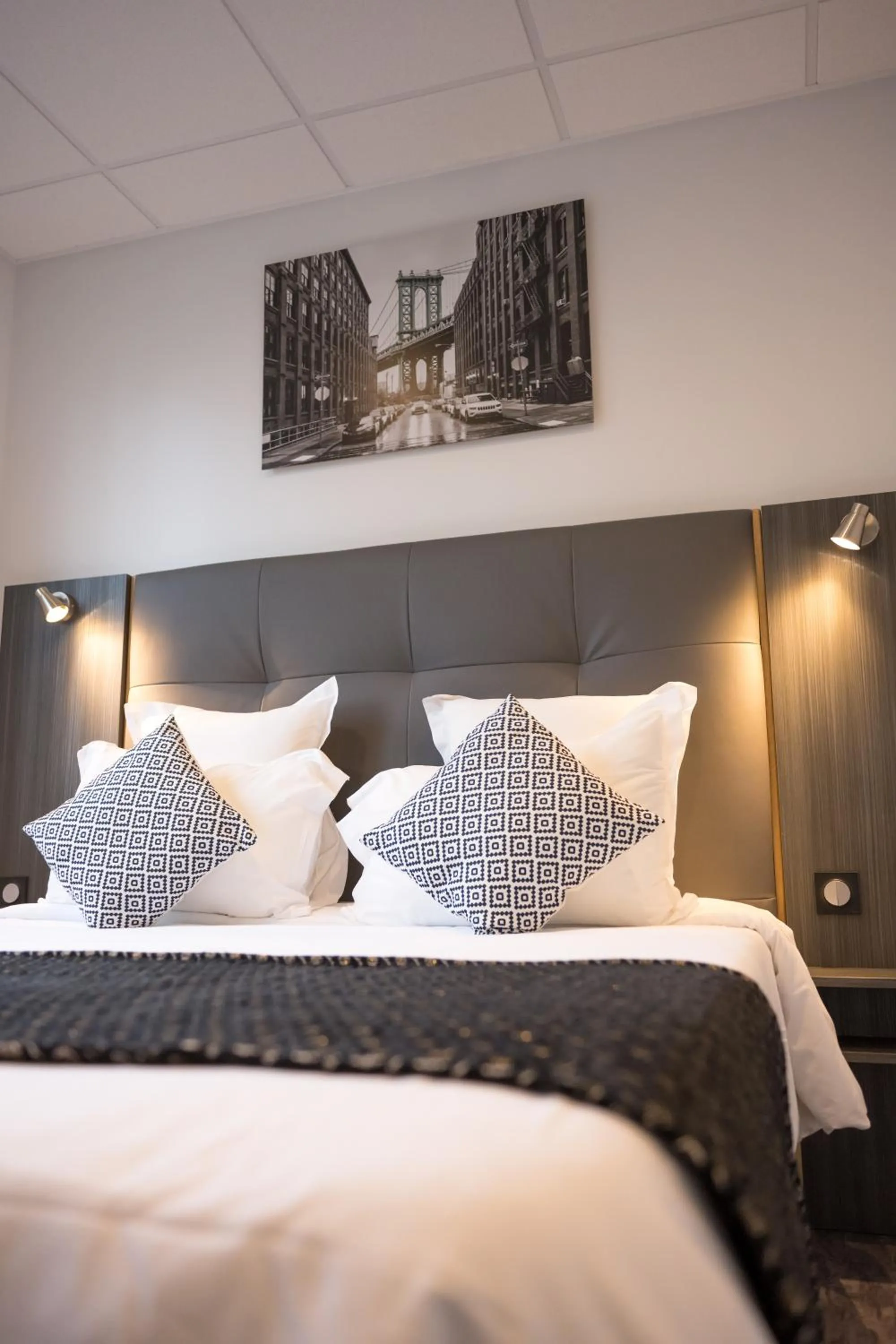 Bathroom, Bed in The Originals City, Hôtel Rive Droite, Albi "Quartier Madeleine"